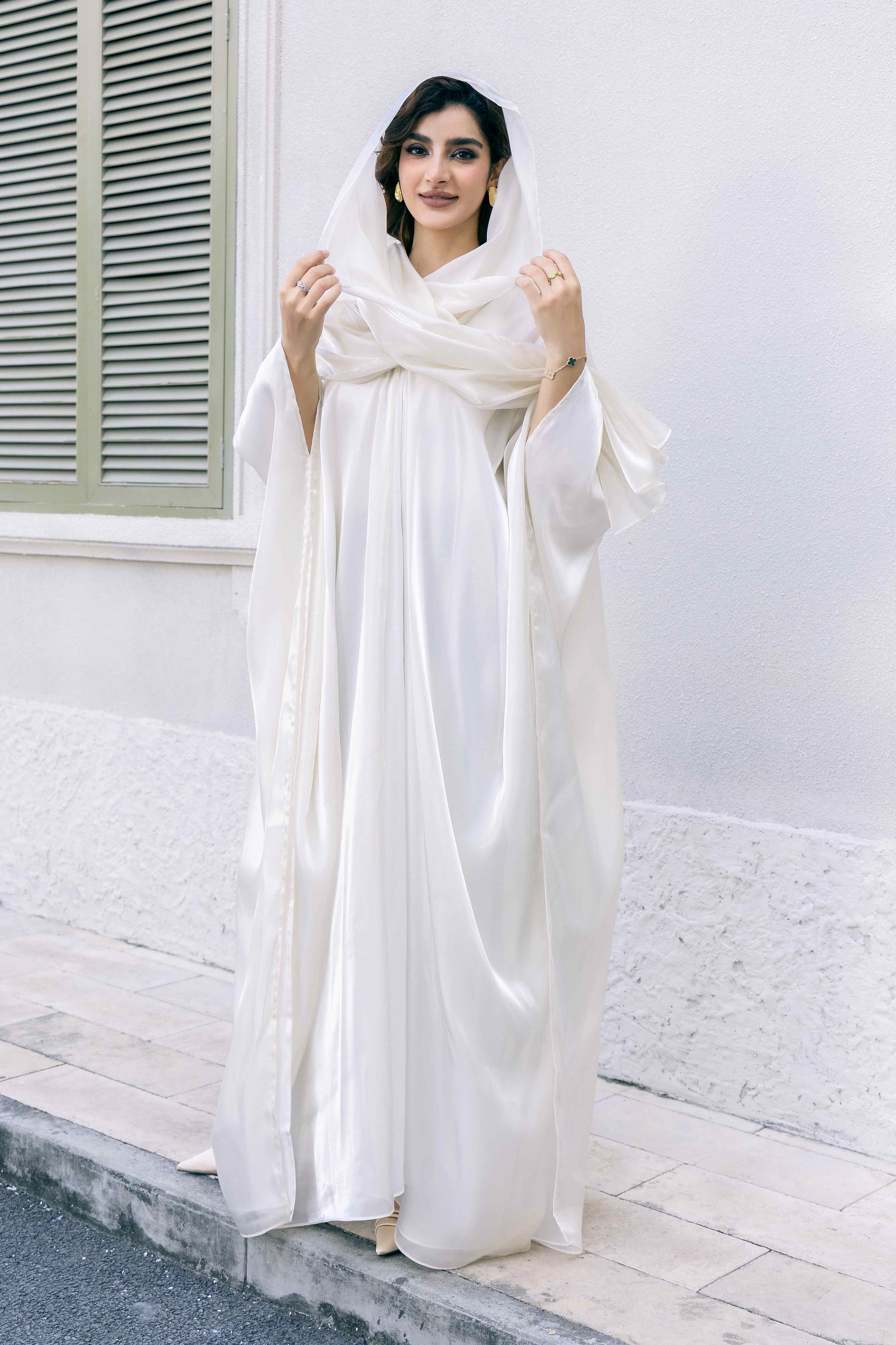 Abaya en satin blanc lys clair de lune lumineux P25003