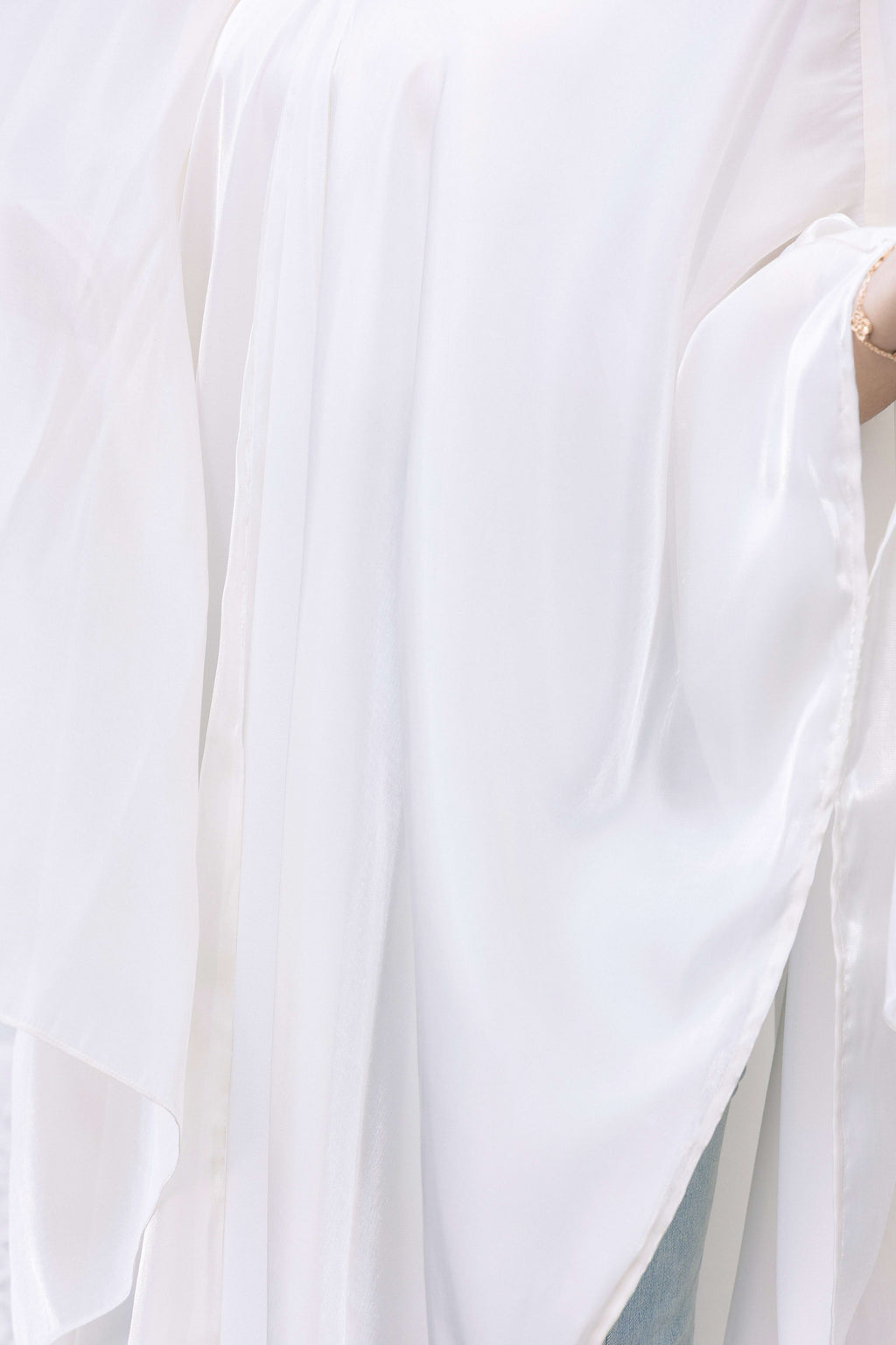 عباية ساتان بيضاء من زنبق القمر المضيء P25003