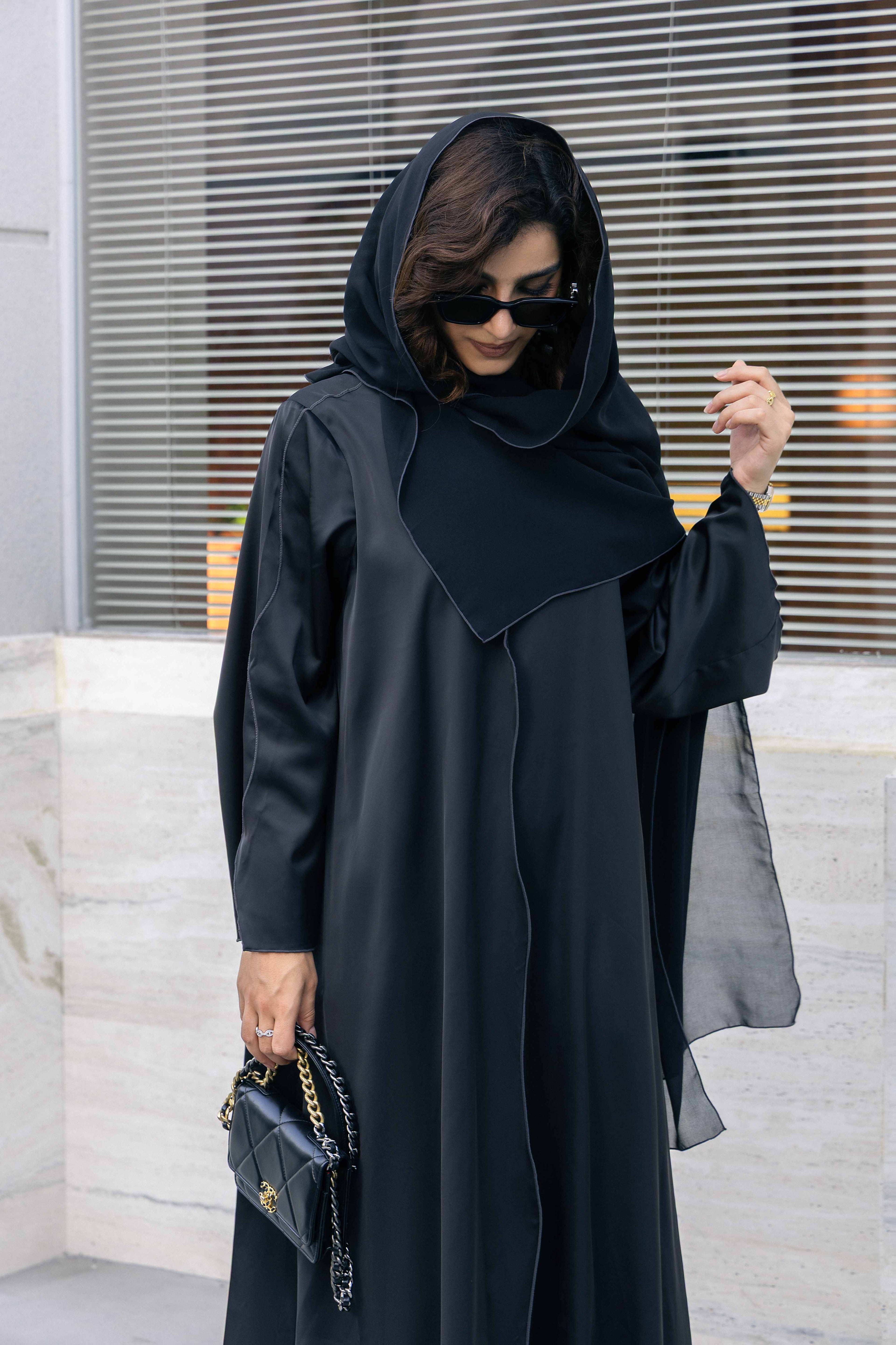 Ensemble abaya P25030 noir color-block avec coupe à bords ondulés