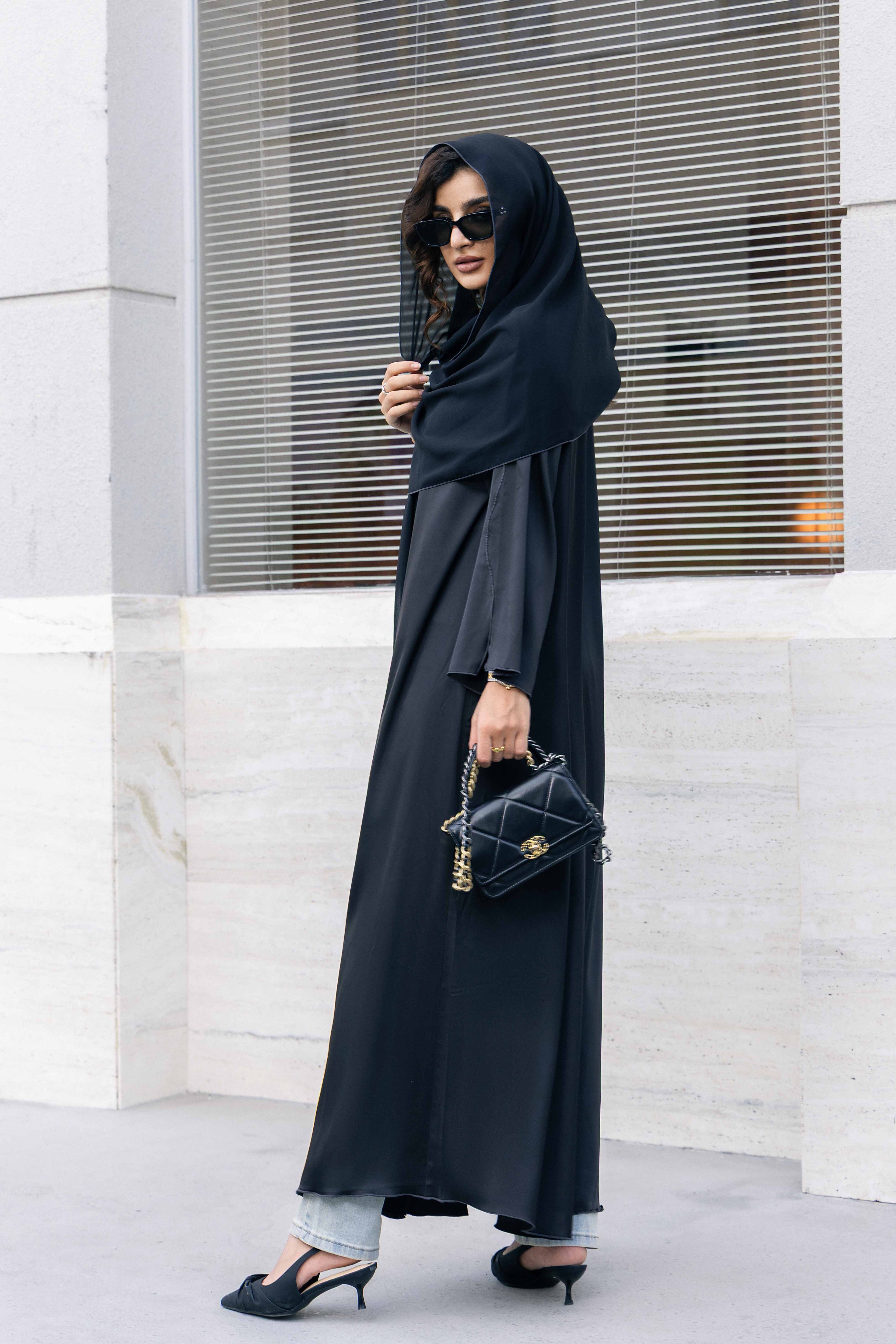 Ensemble abaya P25030 noir color-block avec coupe à bords ondulés