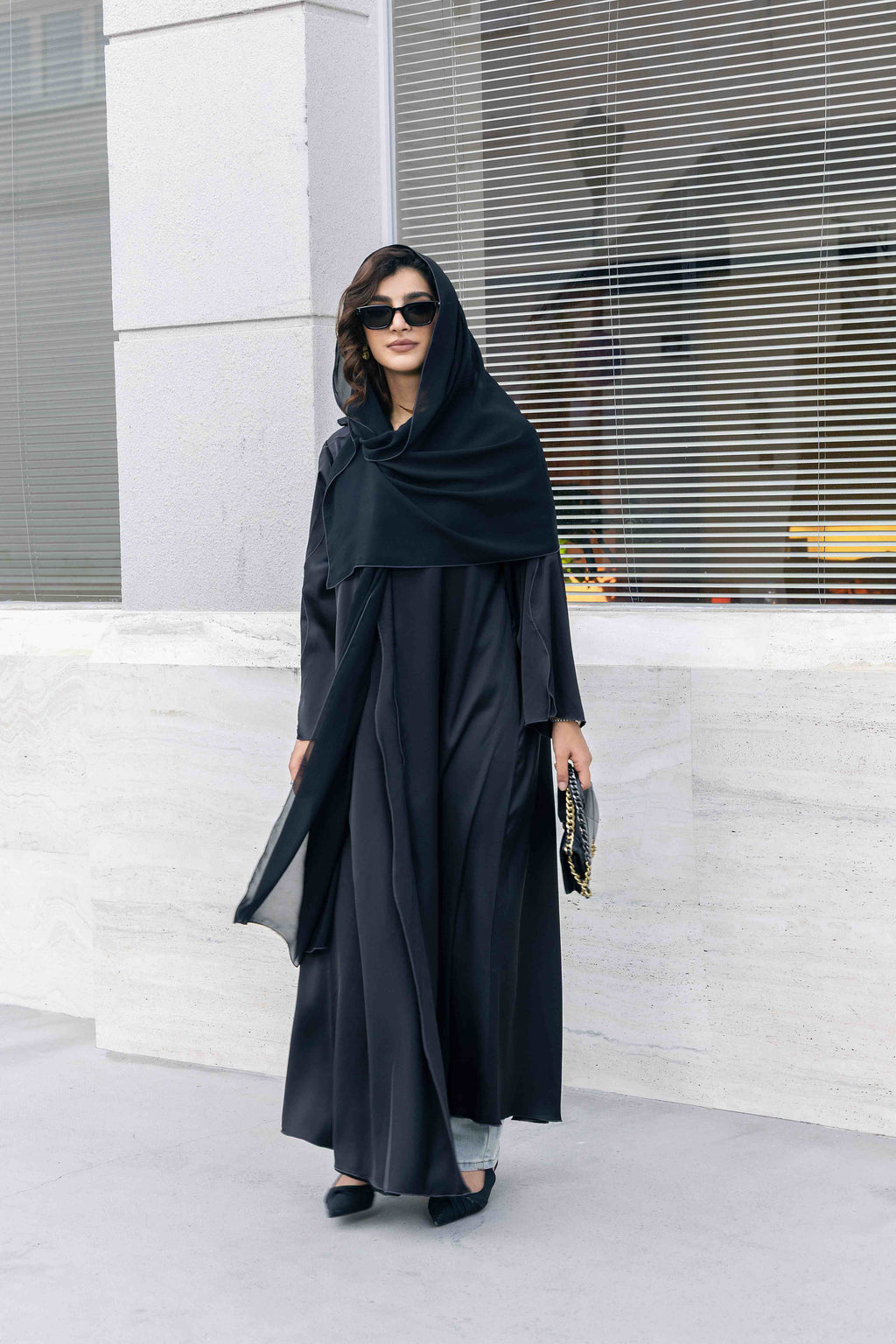 Ensemble abaya P25030 noir color-block avec coupe à bords ondulés