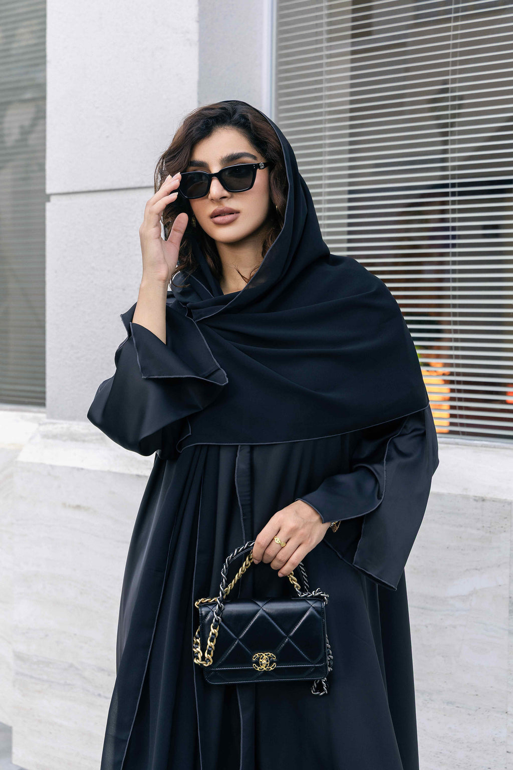 Ensemble abaya P25030 noir color-block avec coupe à bords ondulés