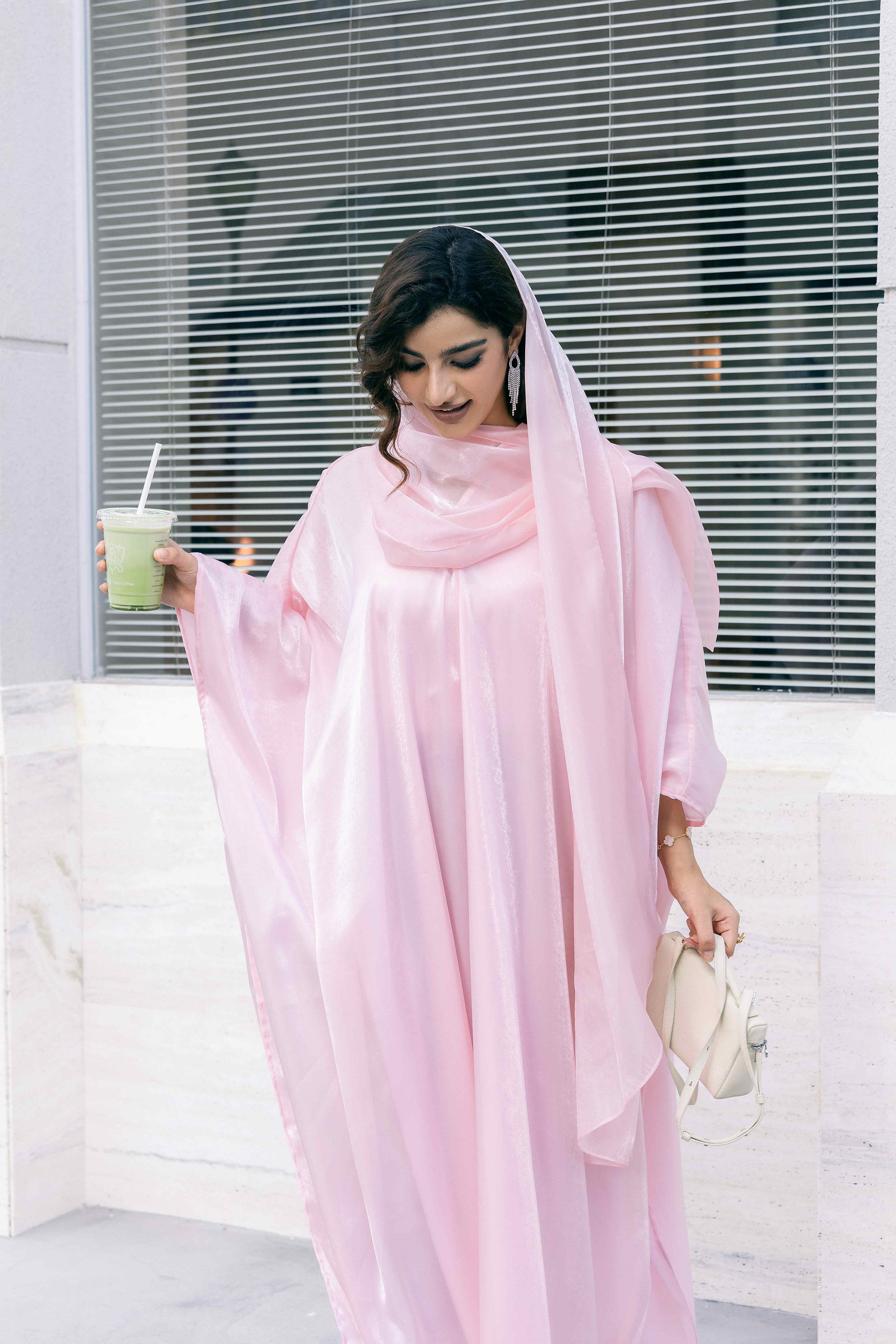 Abaya en satin rose pâle lumineux lys P25003