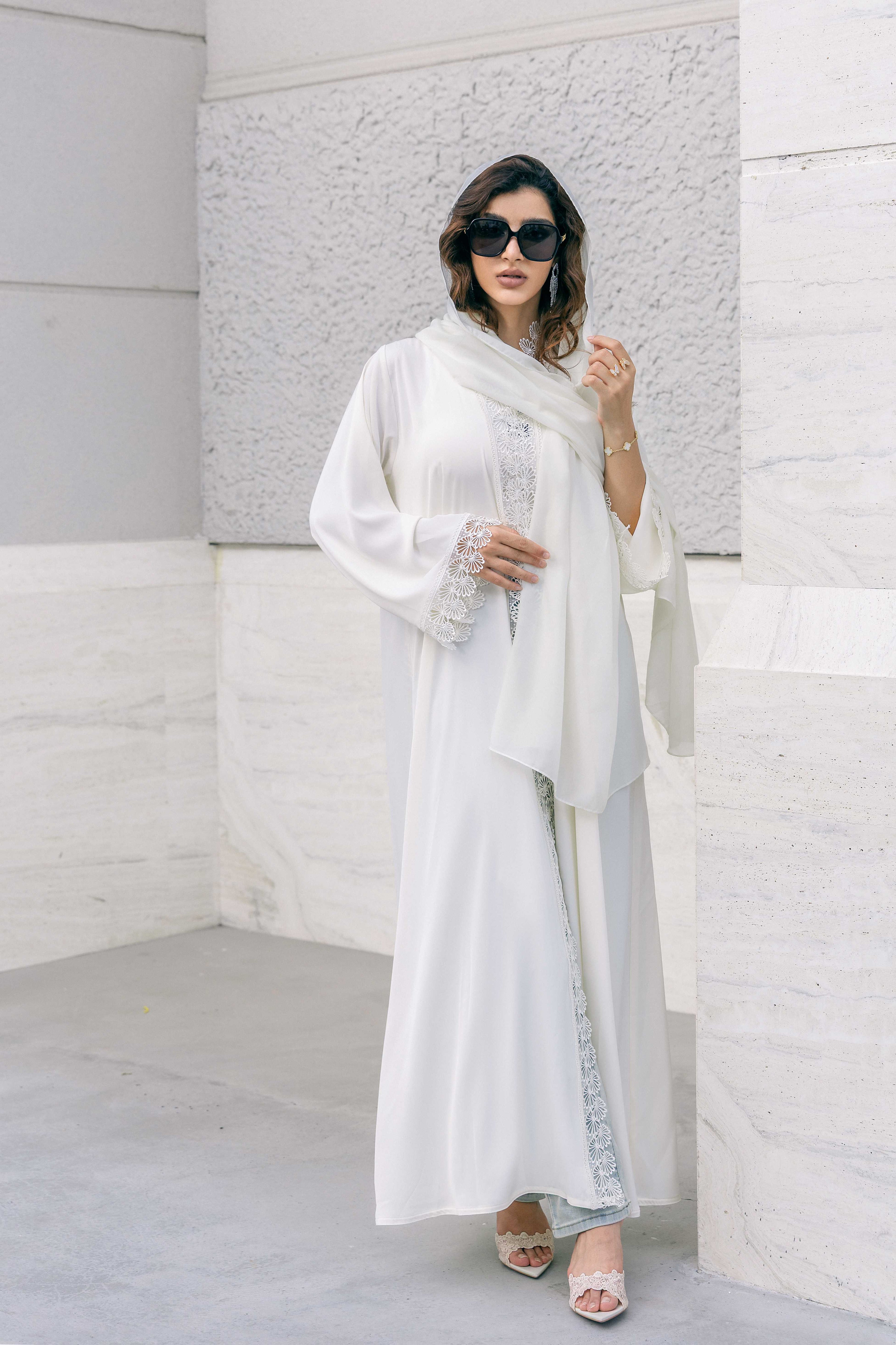 P25012 Ensemble abaya en satin beige clair avec bordure en dentelle