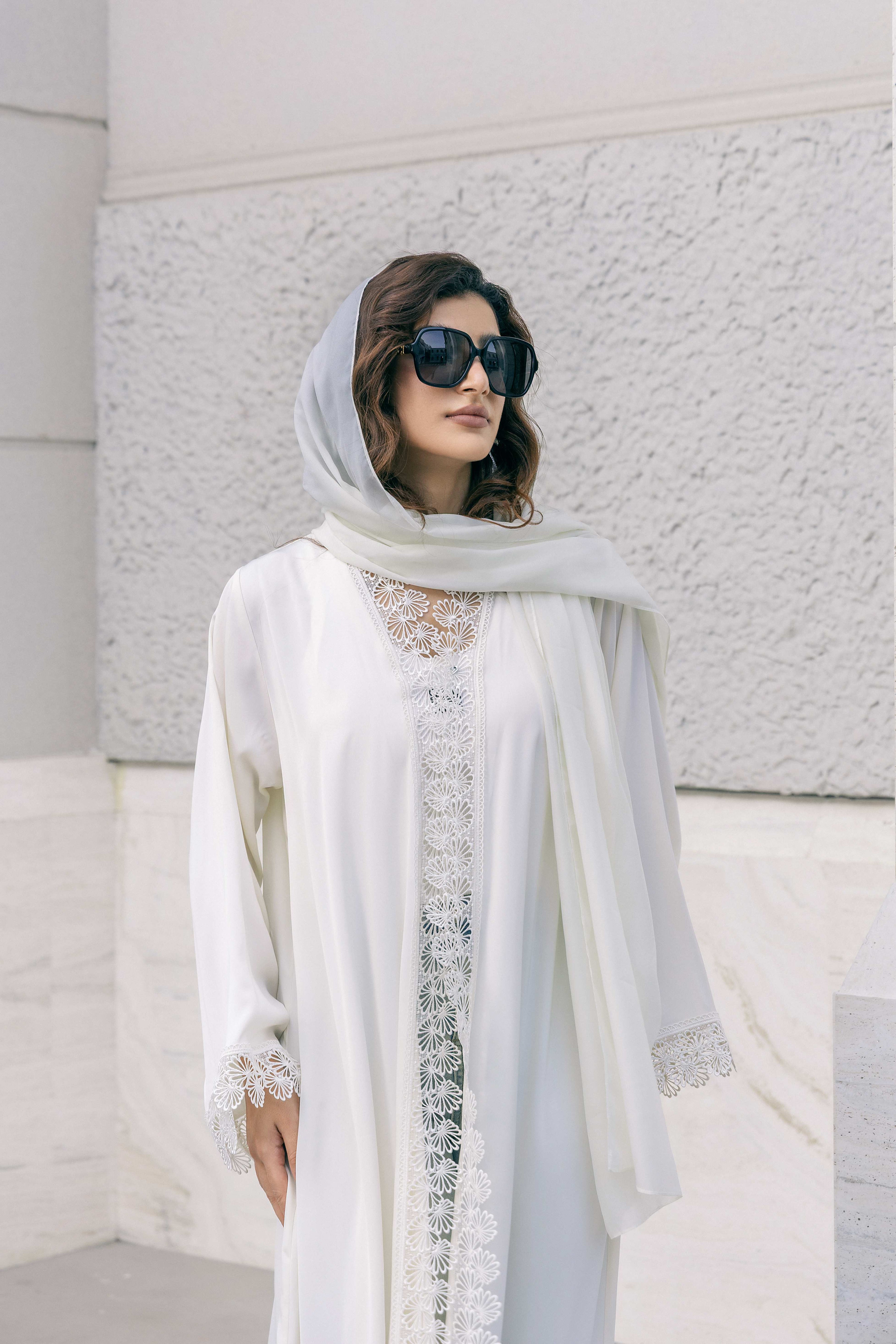 P25012 Ensemble abaya en satin beige clair avec bordure en dentelle