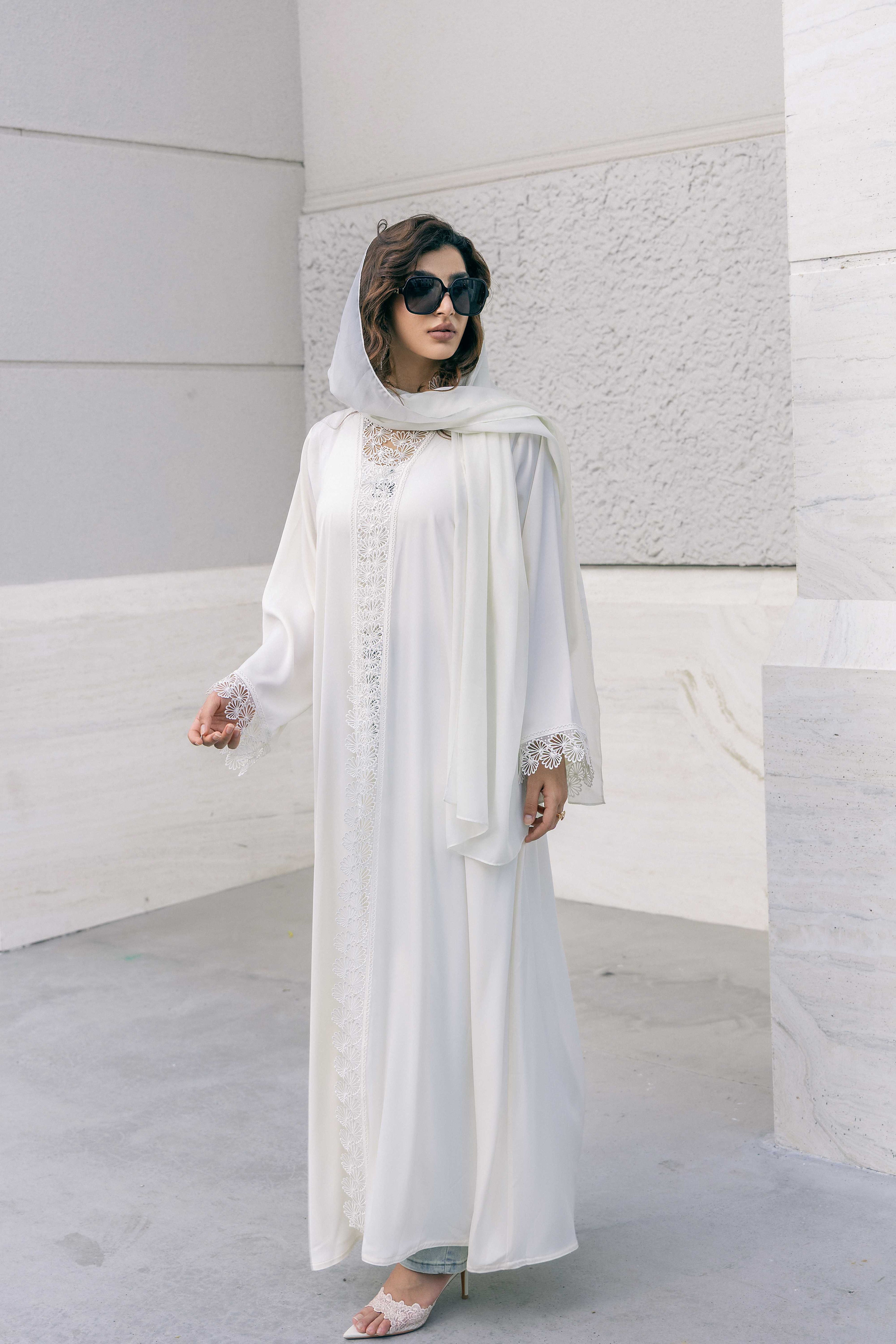 P25012 Ensemble abaya en satin beige clair avec bordure en dentelle