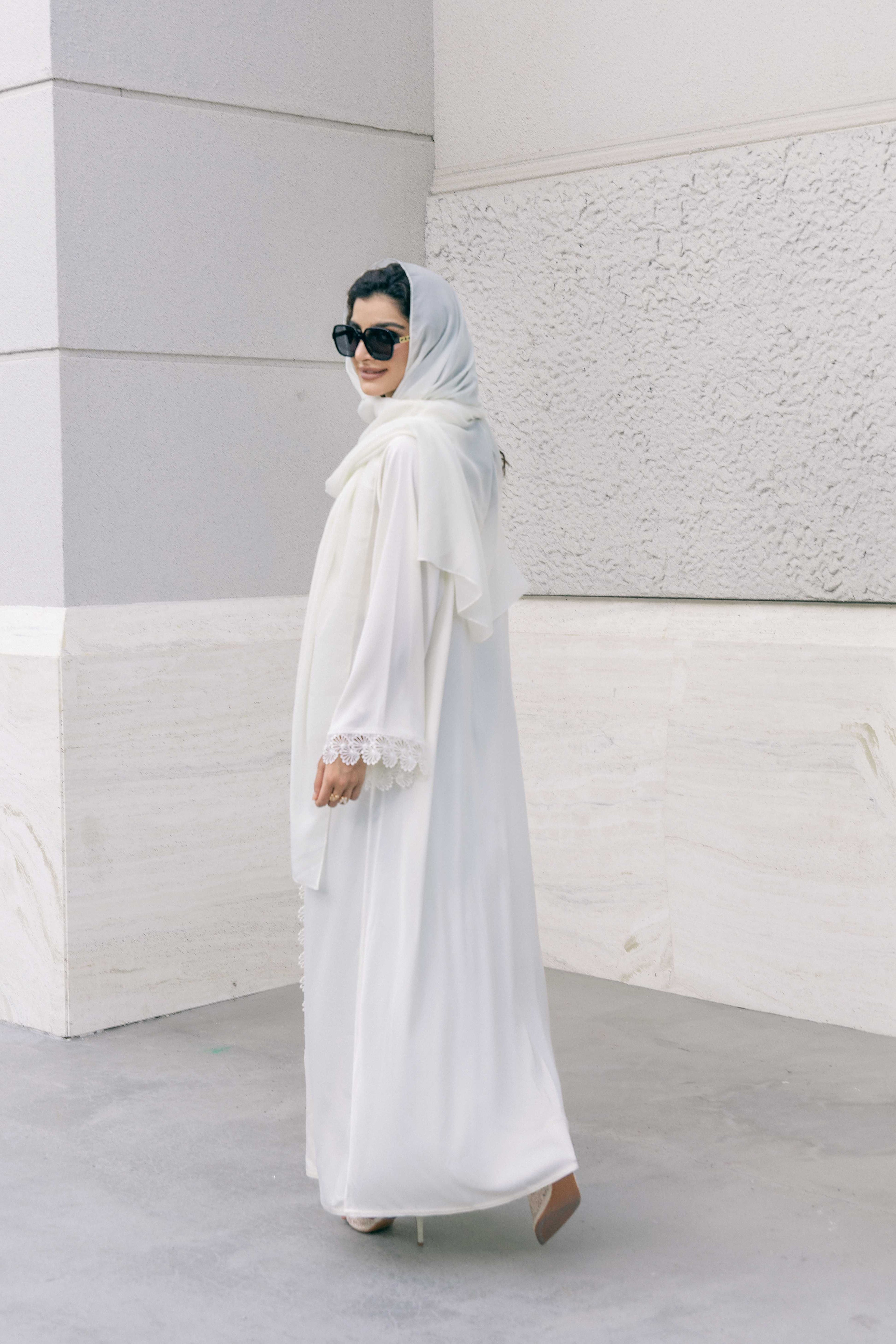 P25012 Ensemble abaya en satin beige clair avec bordure en dentelle