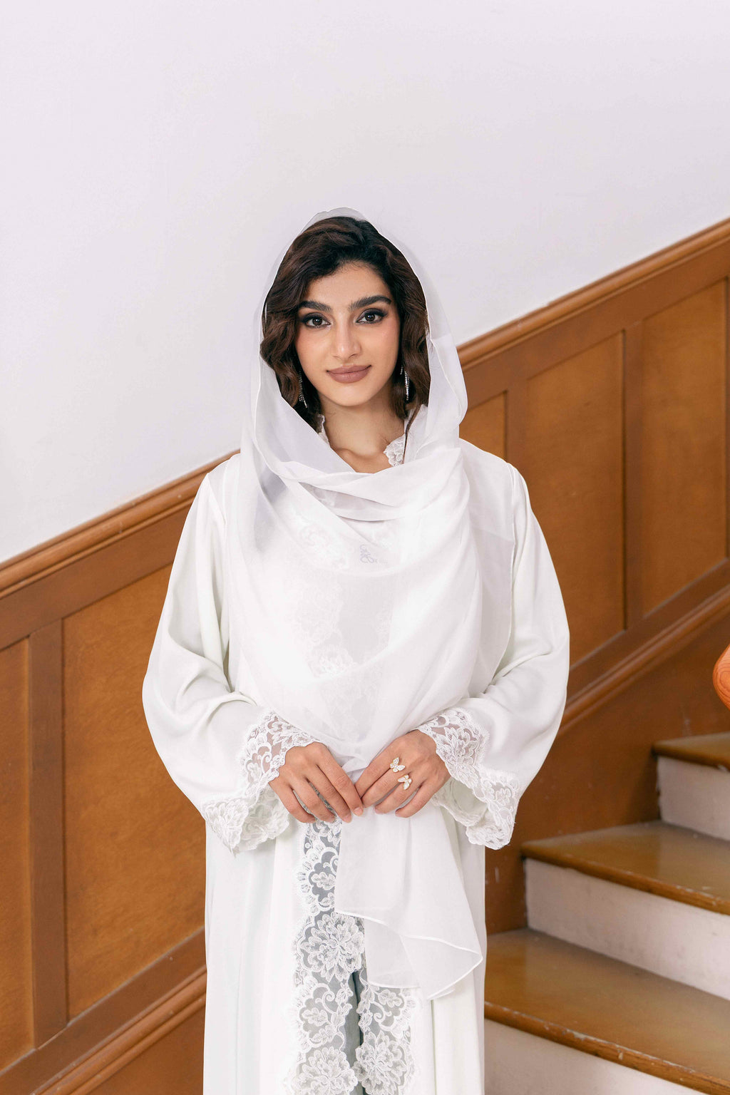 Ensemble abaya en satin blanc orné de dentelle P25009