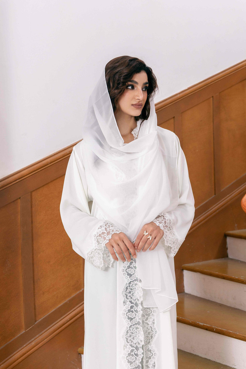 Ensemble abaya en satin blanc orné de dentelle P25009