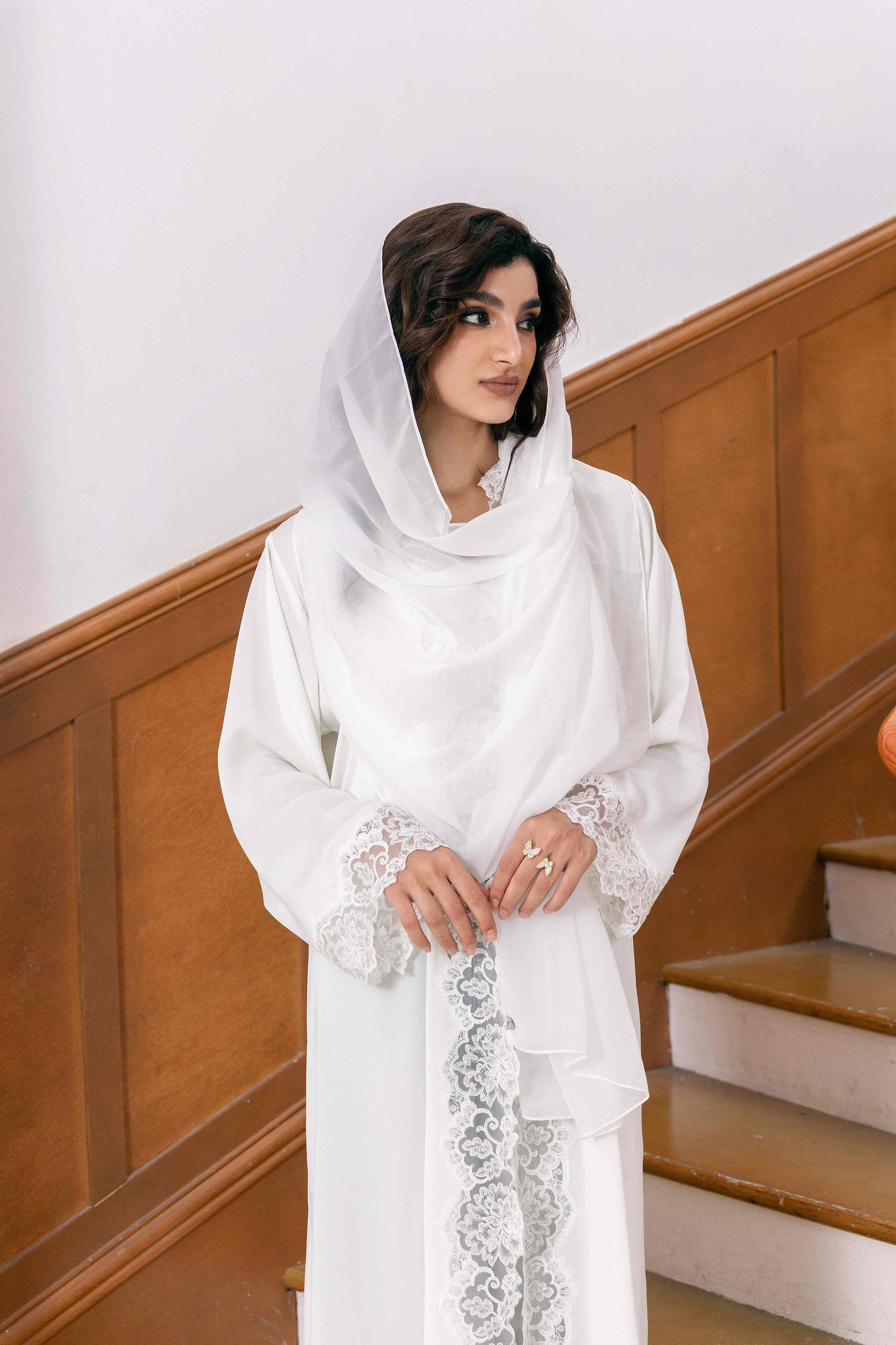 Ensemble abaya en satin blanc orné de dentelle P25009