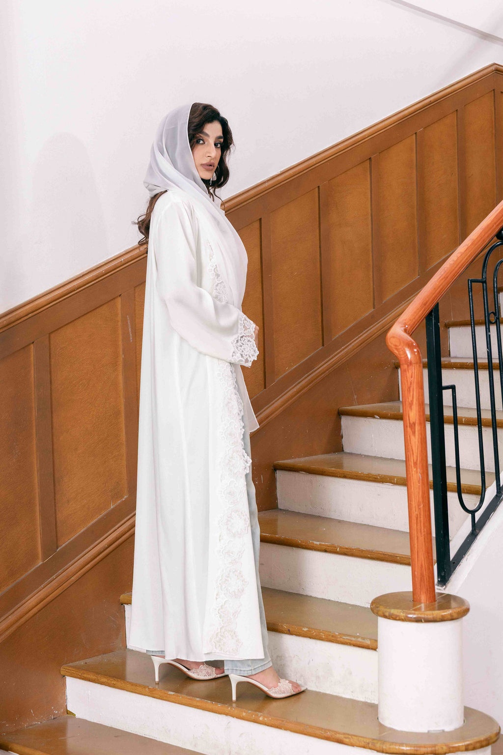 Ensemble abaya en satin blanc orné de dentelle P25009