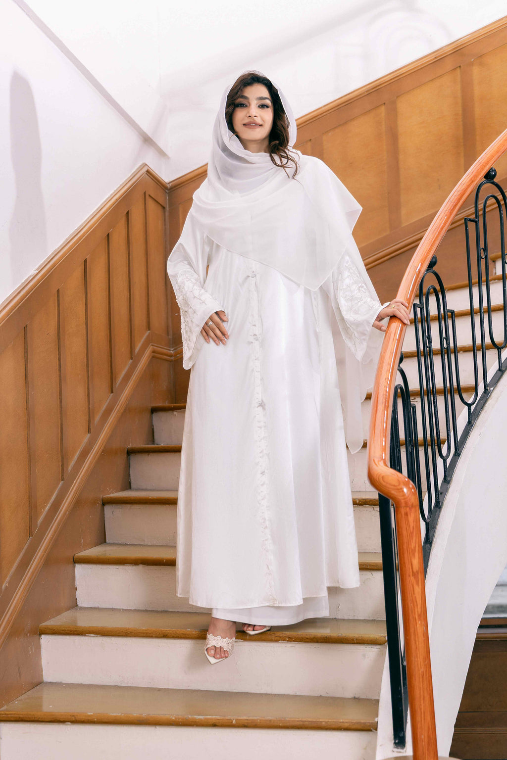 Ensemble de luxe 4 pièces P25020 : Robe abaya blanche brodée + Manteau de perles et strass