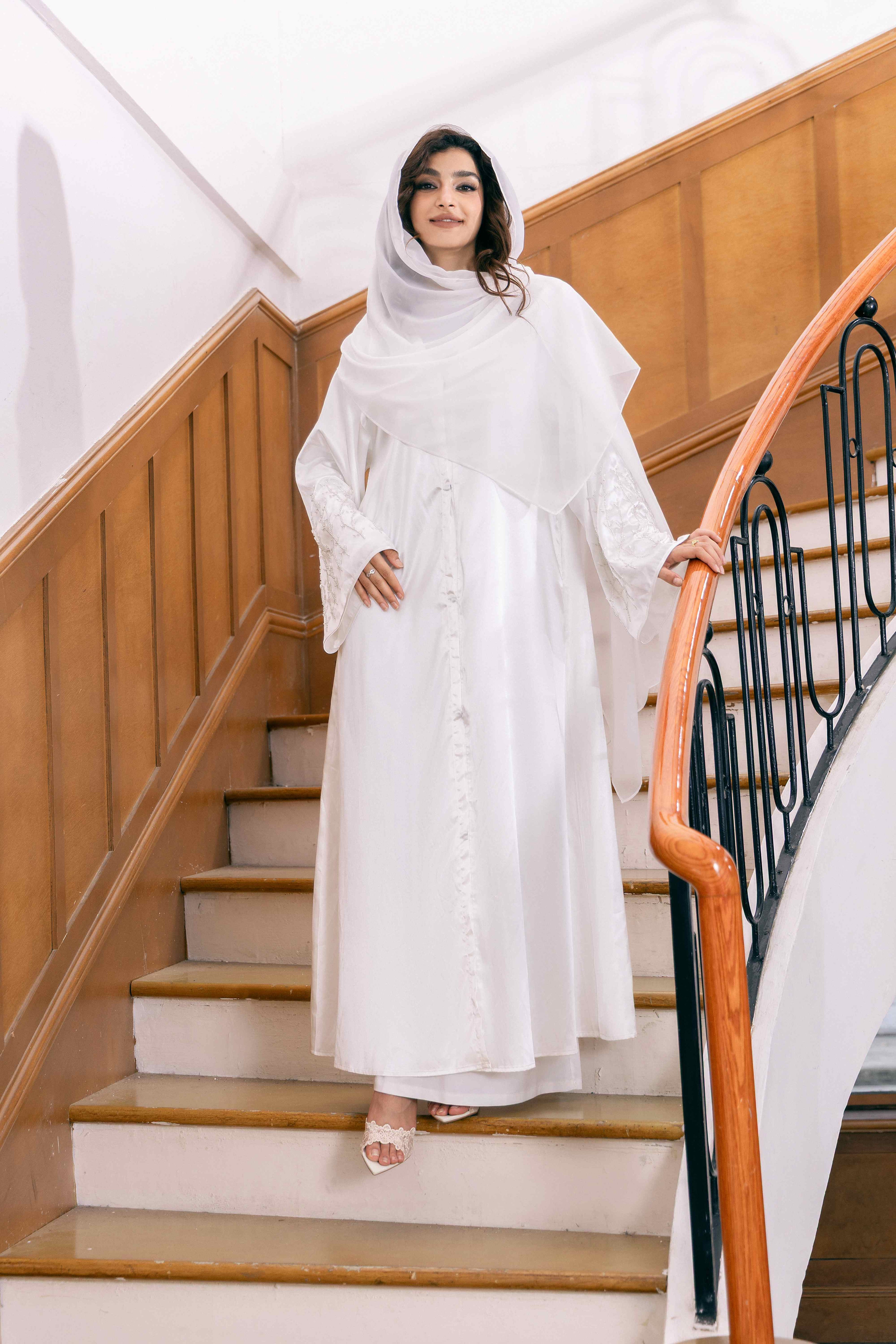 Ensemble de luxe 4 pièces P25020 : Robe abaya blanche brodée + Manteau de perles et strass