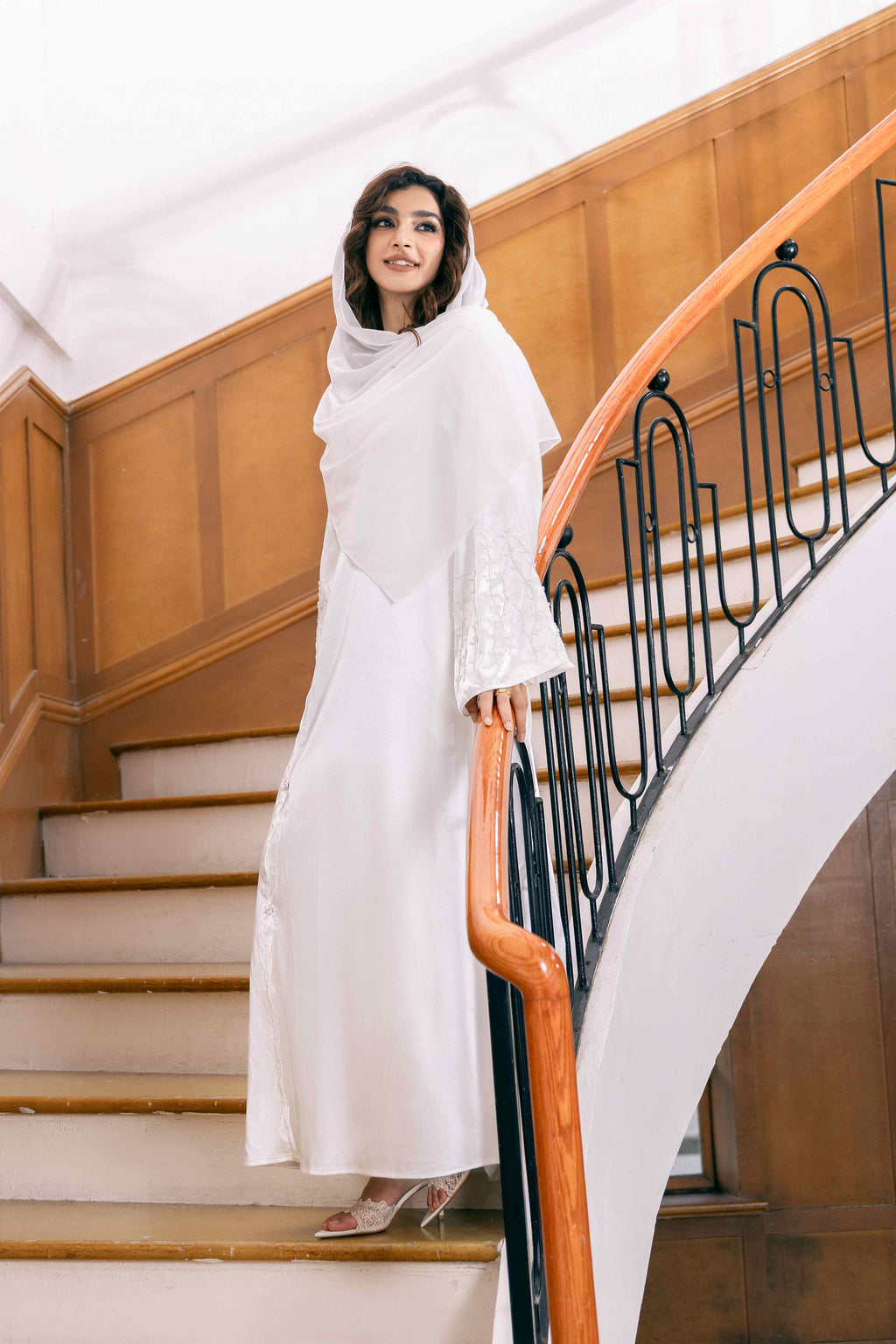 Ensemble de luxe 4 pièces P25020 : Robe abaya blanche brodée + Manteau de perles et strass