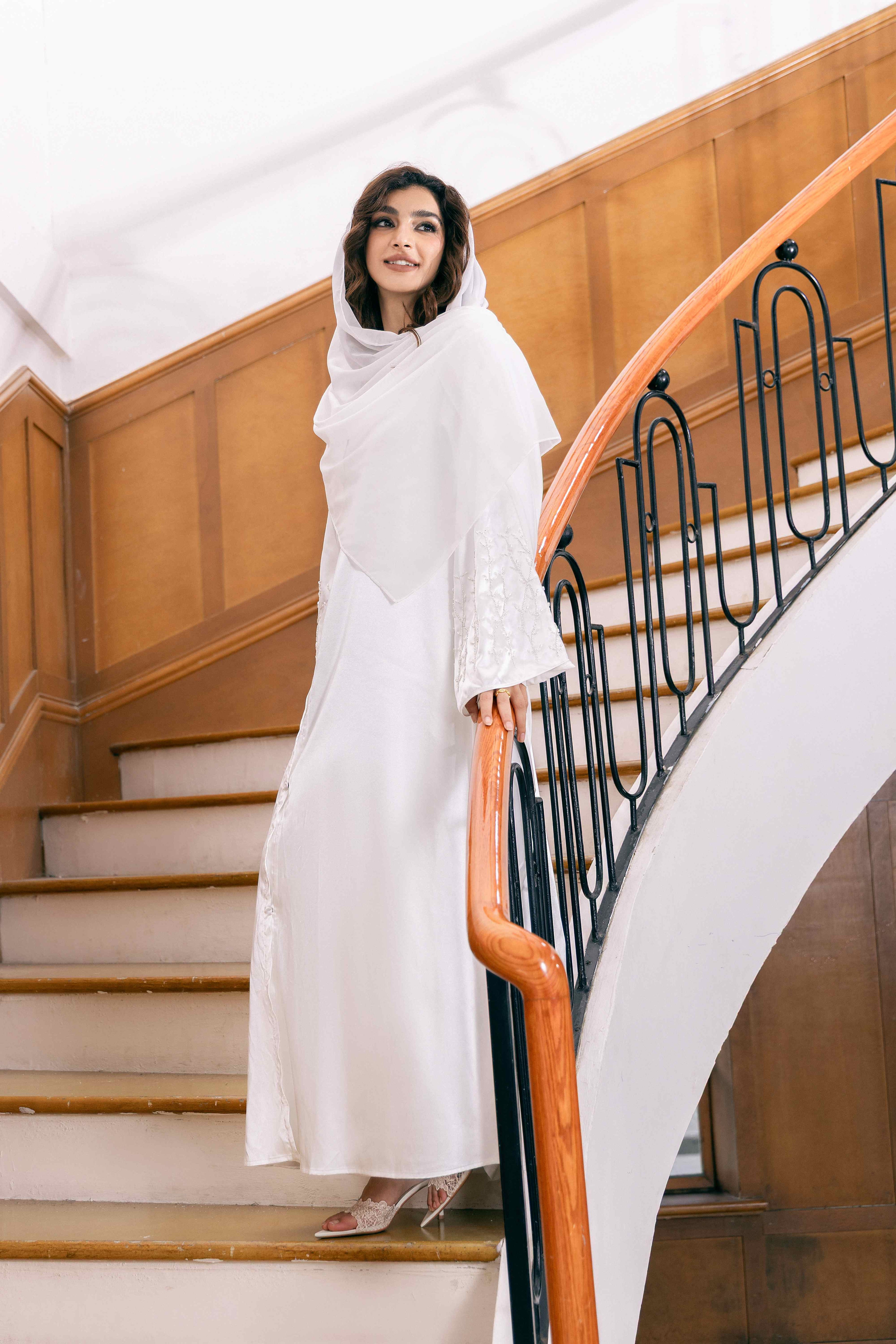 Ensemble de luxe 4 pièces P25020 : Robe abaya blanche brodée + Manteau de perles et strass