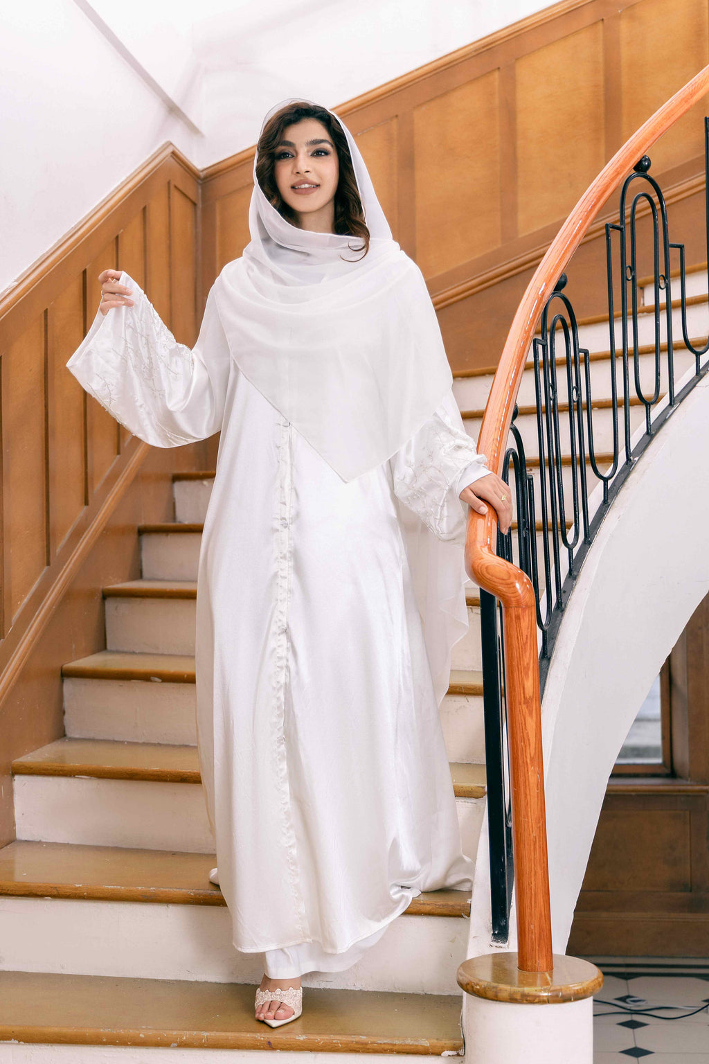 Ensemble de luxe 4 pièces P25020 : Robe abaya blanche brodée + Manteau de perles et strass