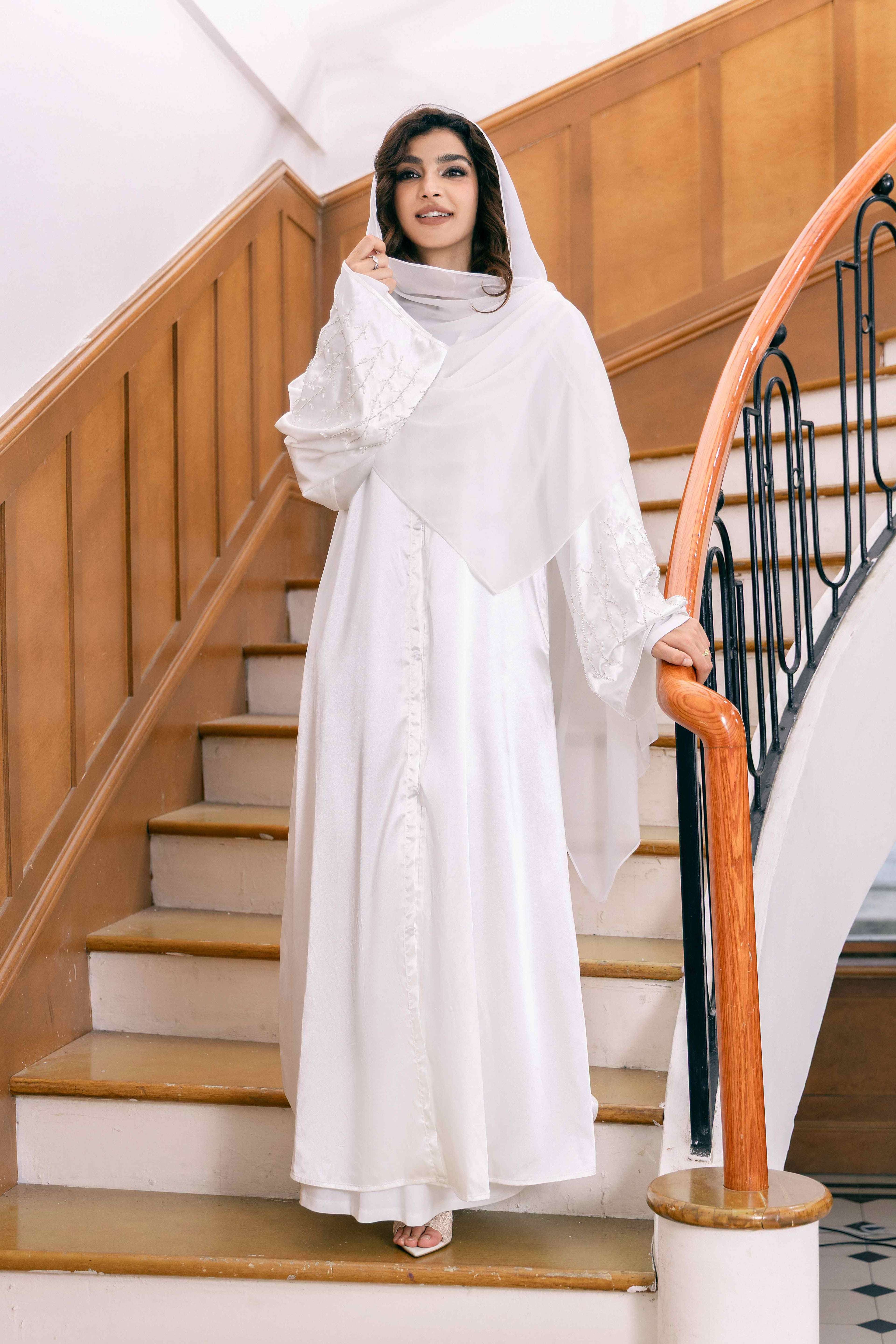 Ensemble de luxe 4 pièces P25020 : Robe abaya blanche brodée + Manteau de perles et strass