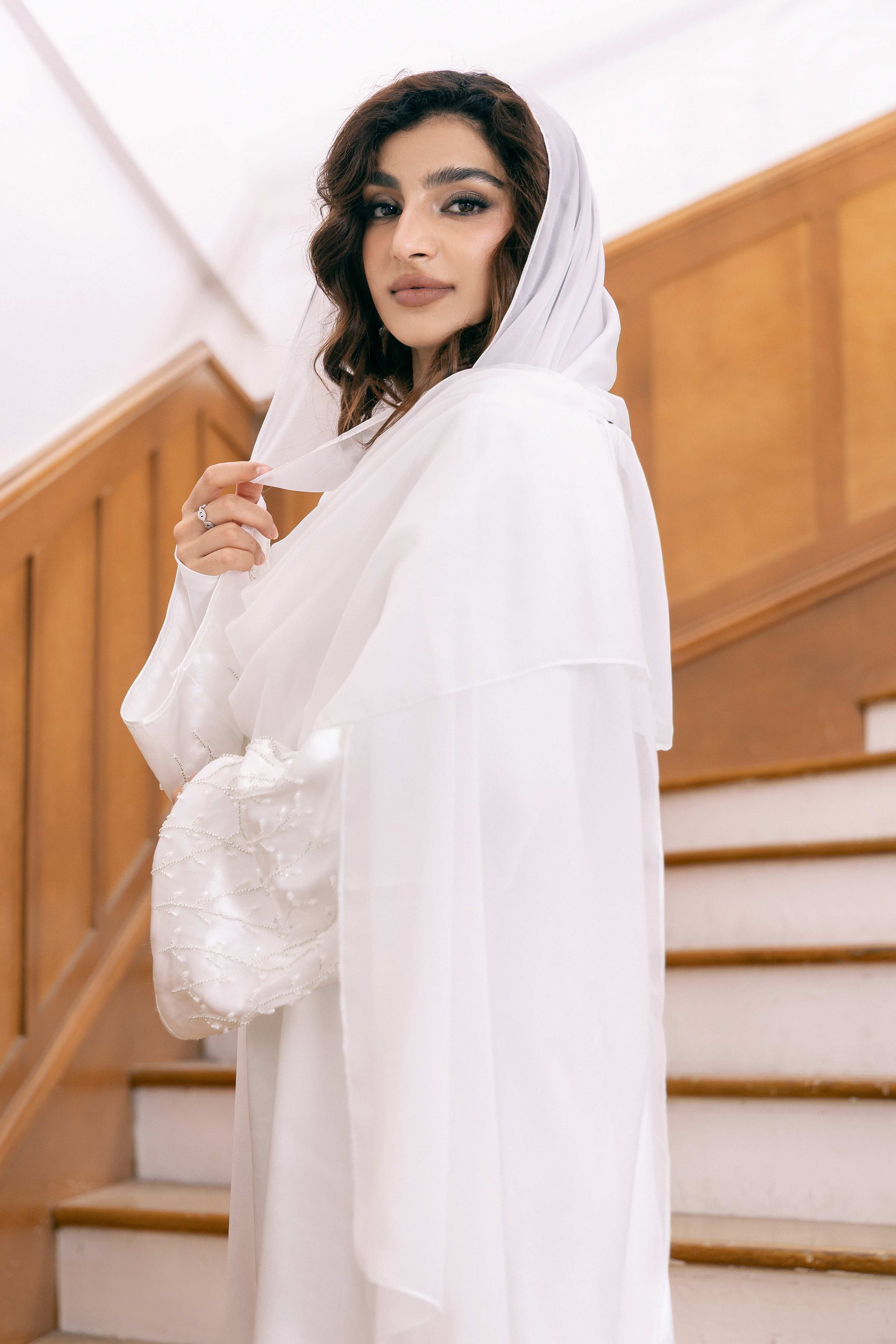 Ensemble de luxe 4 pièces P25020 : Robe abaya blanche brodée + Manteau de perles et strass