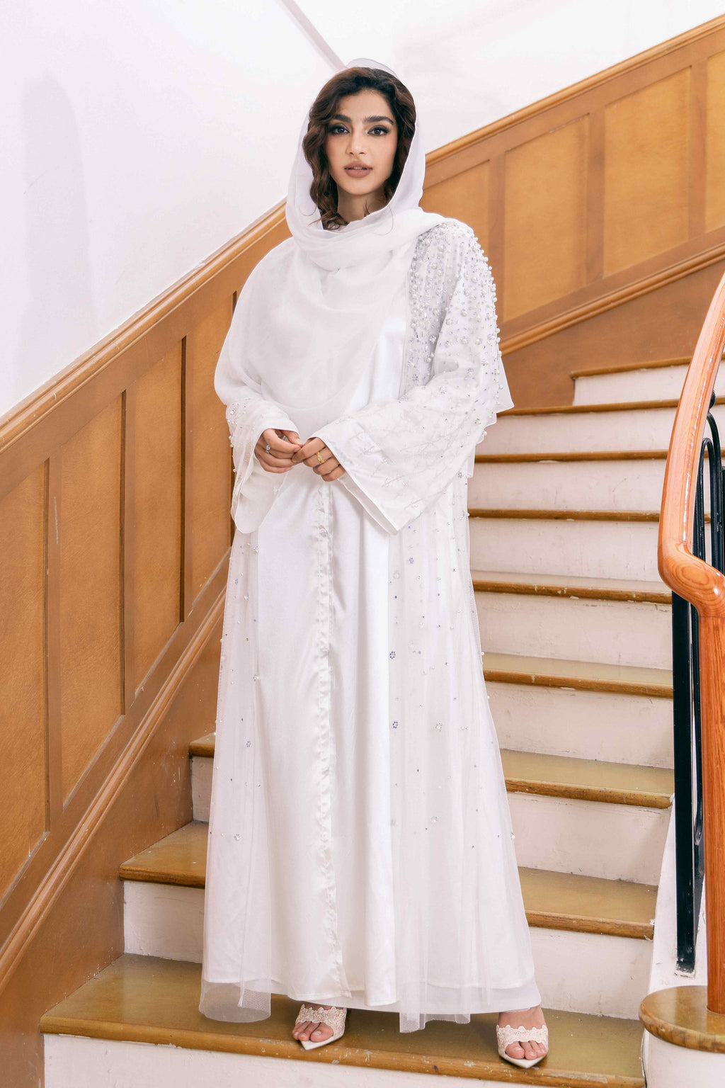 Ensemble de luxe 4 pièces P25020 : Robe abaya blanche brodée + Manteau de perles et strass