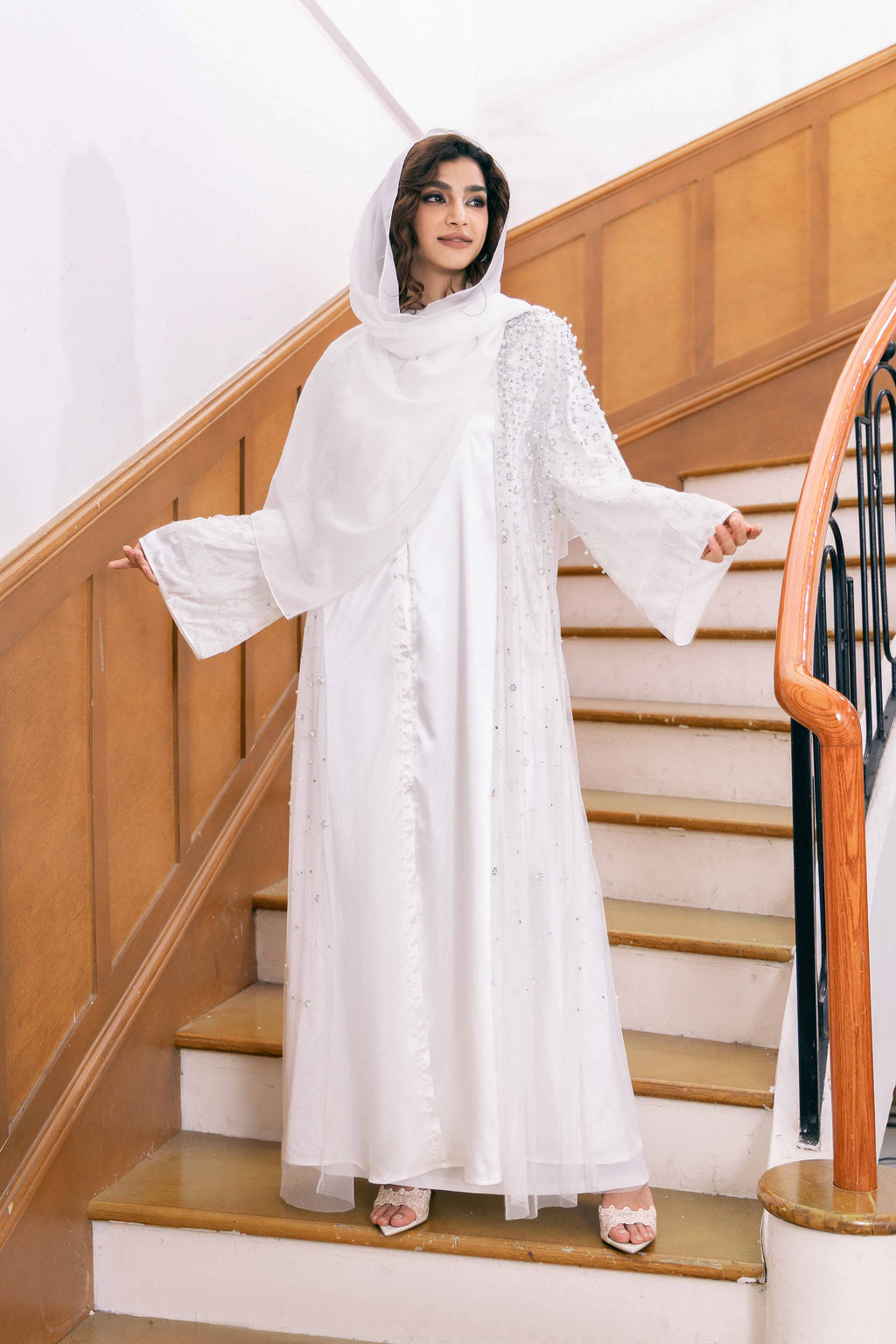 Ensemble de luxe 4 pièces P25020 : Robe abaya blanche brodée + Manteau de perles et strass