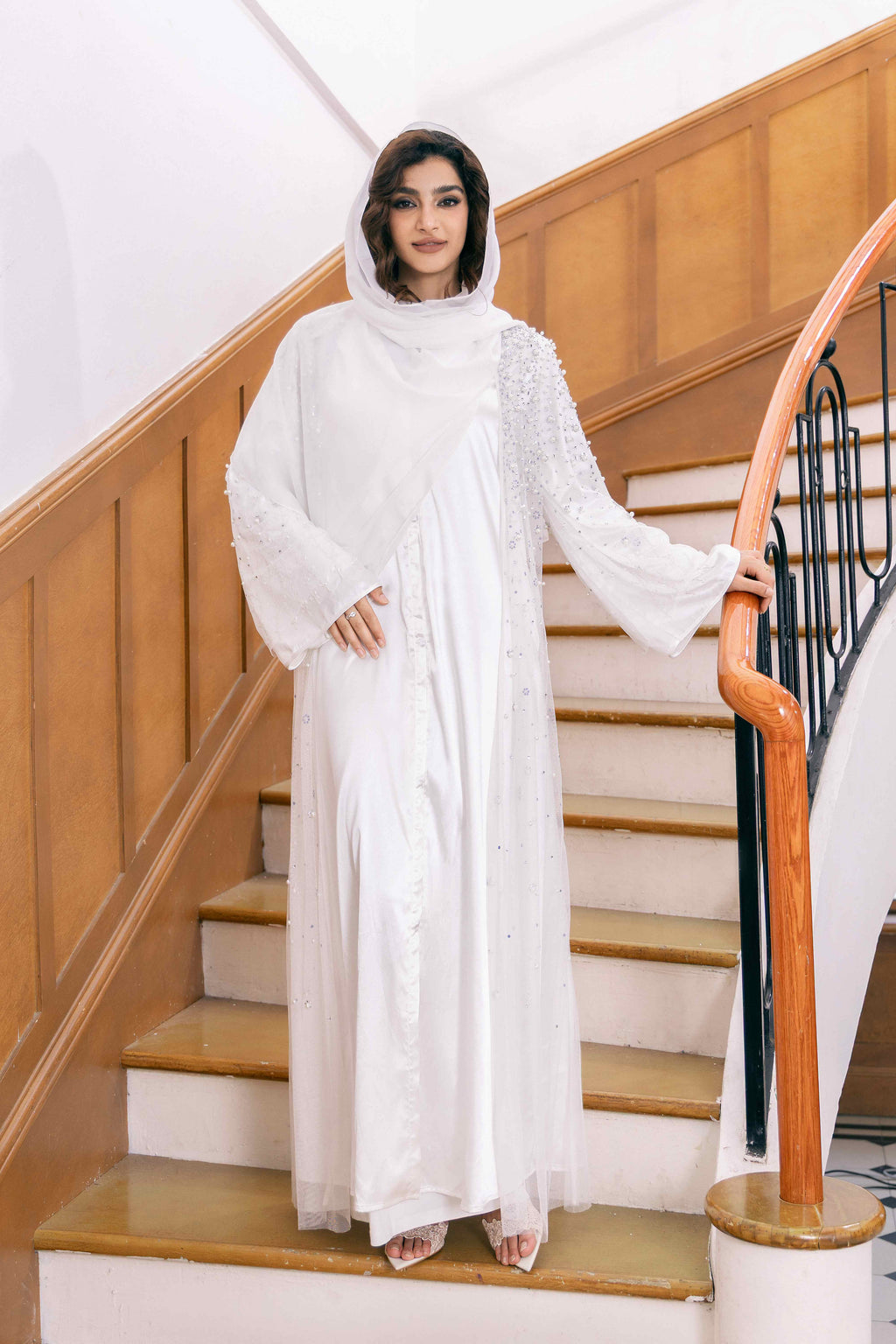Ensemble de luxe 4 pièces P25020 : Robe abaya blanche brodée + Manteau de perles et strass
