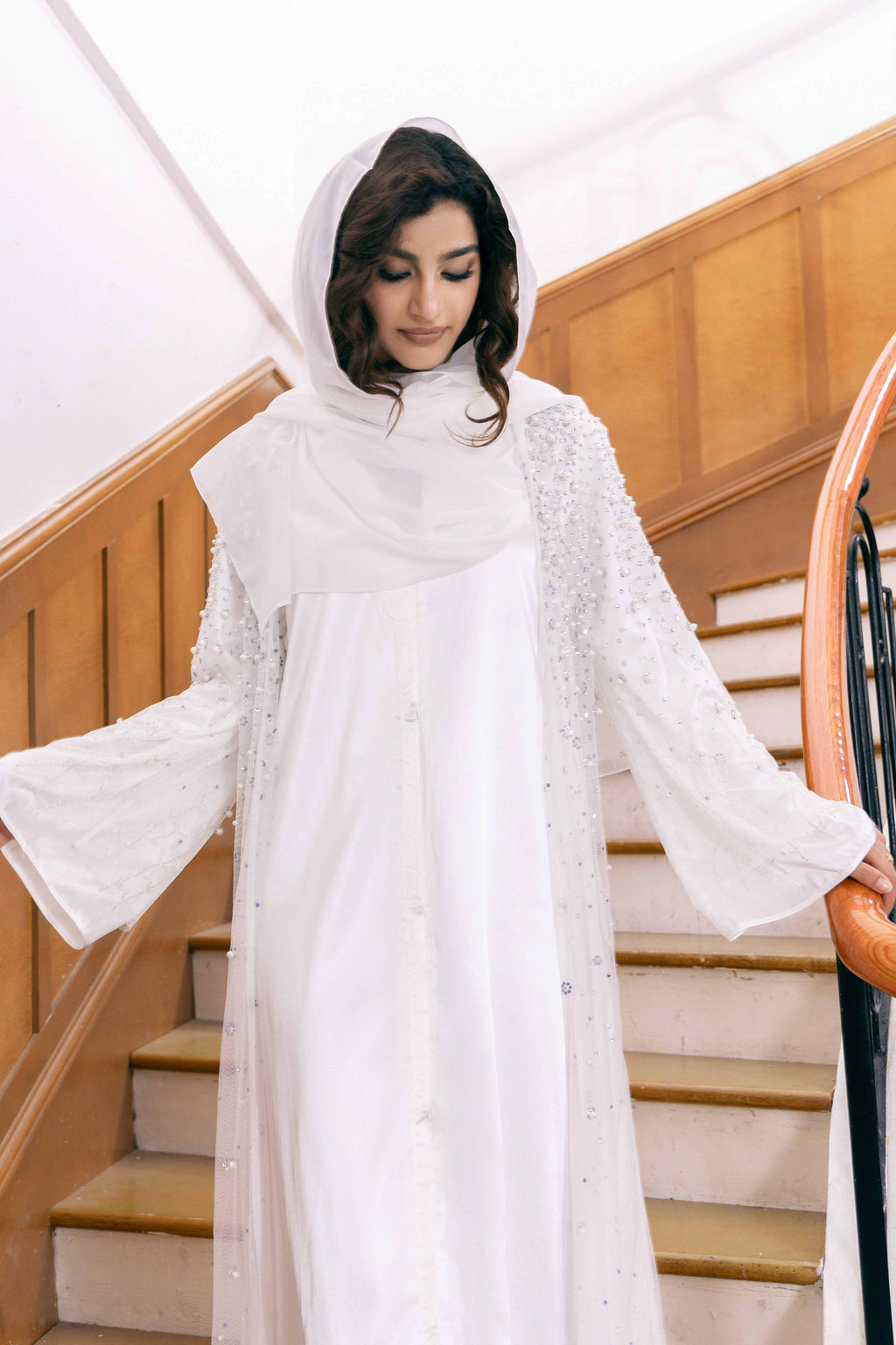 Ensemble de luxe 4 pièces P25020 : Robe abaya blanche brodée + Manteau de perles et strass