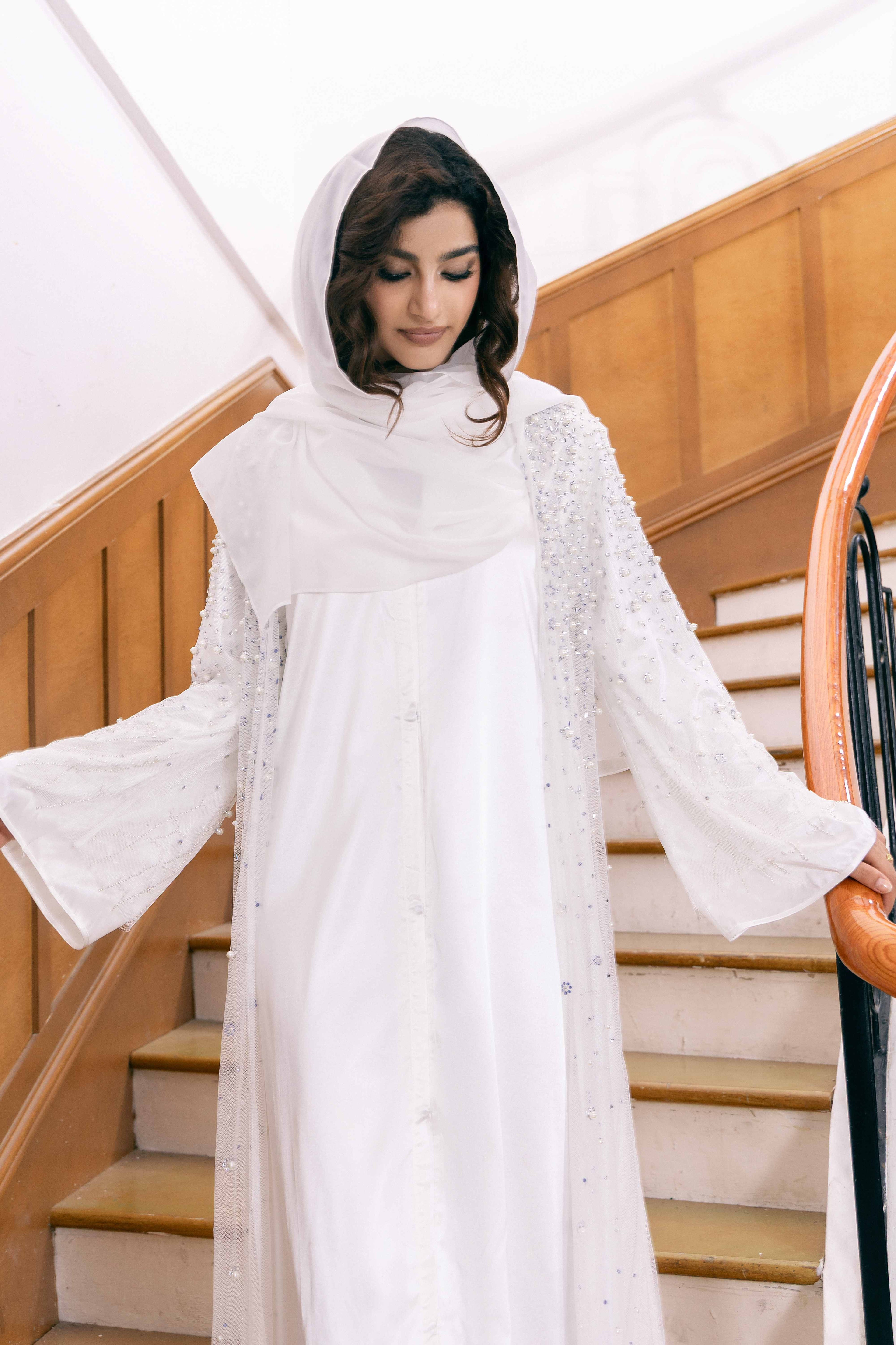 Ensemble de luxe 4 pièces P25020 : Robe abaya blanche brodée + Manteau de perles et strass