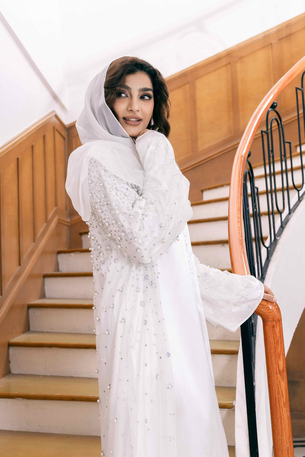 Ensemble de luxe 4 pièces P25020 : Robe abaya blanche brodée + Manteau de perles et strass