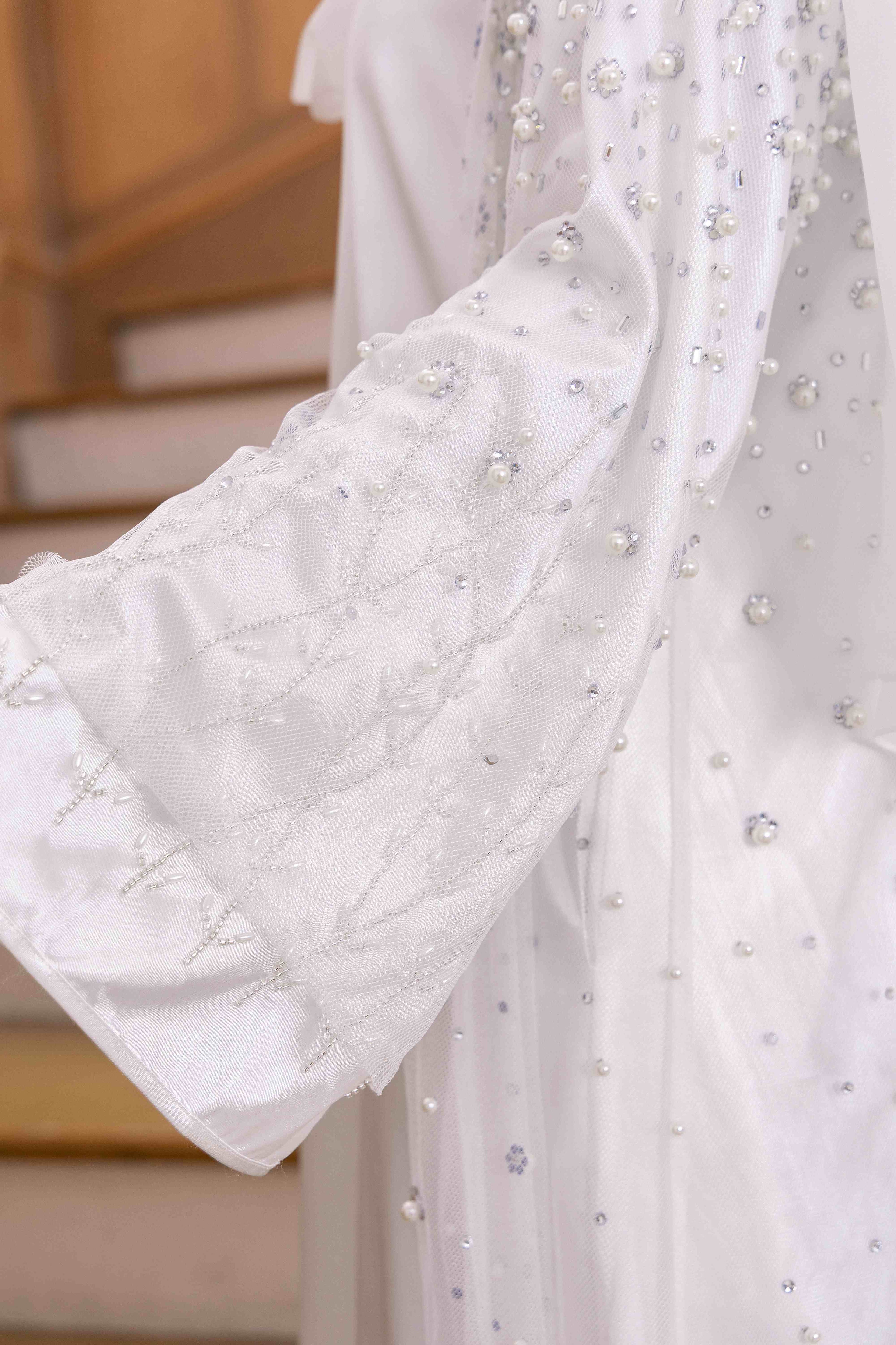 Ensemble de luxe 4 pièces P25020 : Robe abaya blanche brodée + Manteau de perles et strass