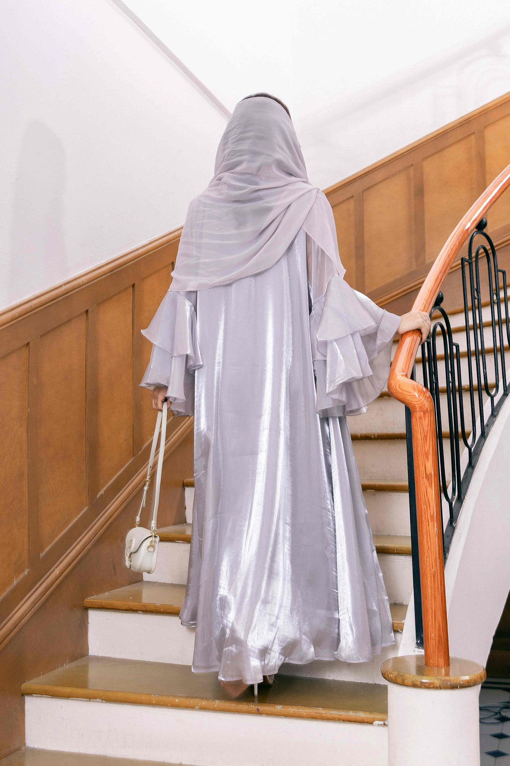 طقم عباية من قماش عرق اللؤلؤ اللامع باللون الرمادي الفضي P25021