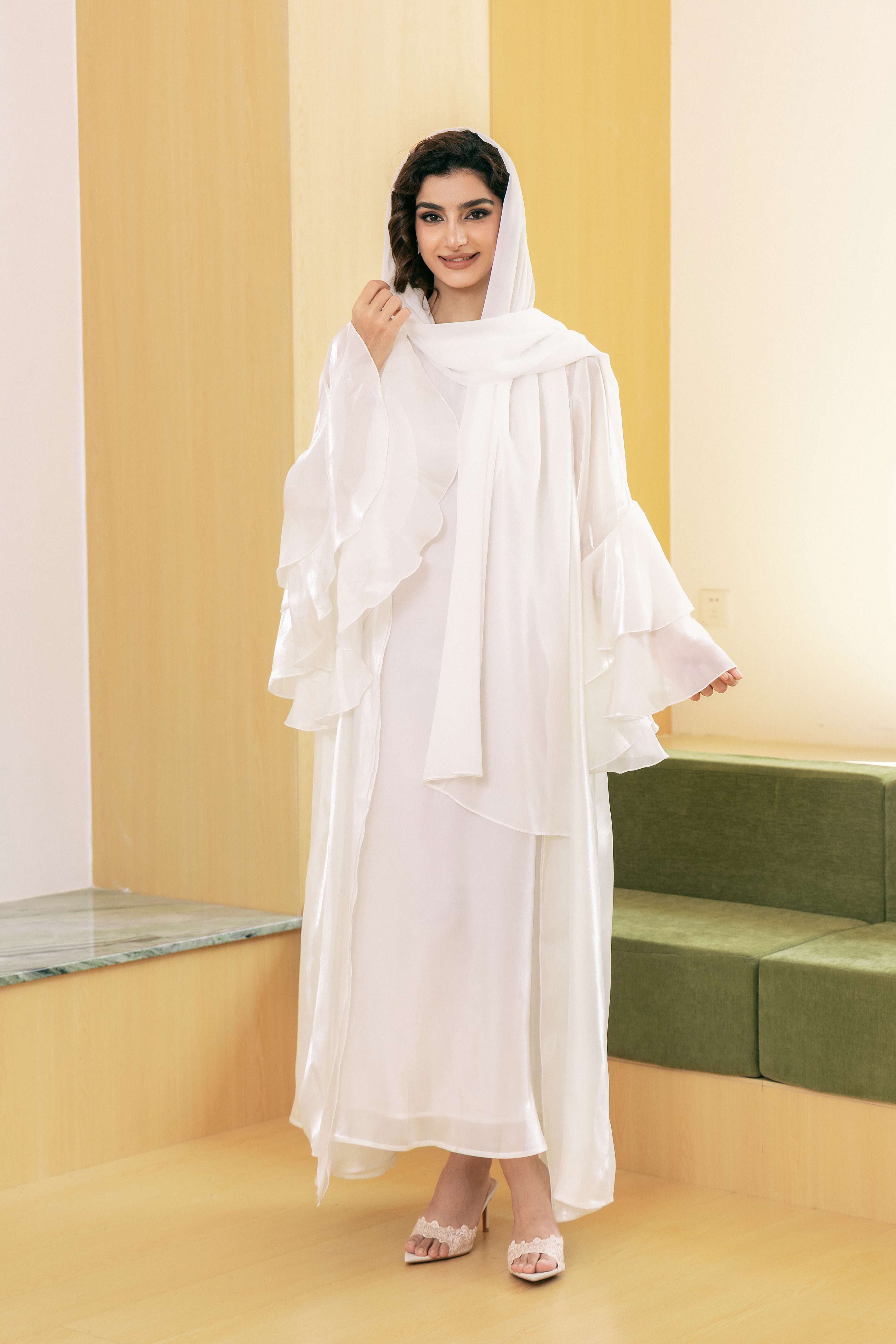 طقم عباية من قماش عرق اللؤلؤ اللامع باللون البيج الكريمي P25021