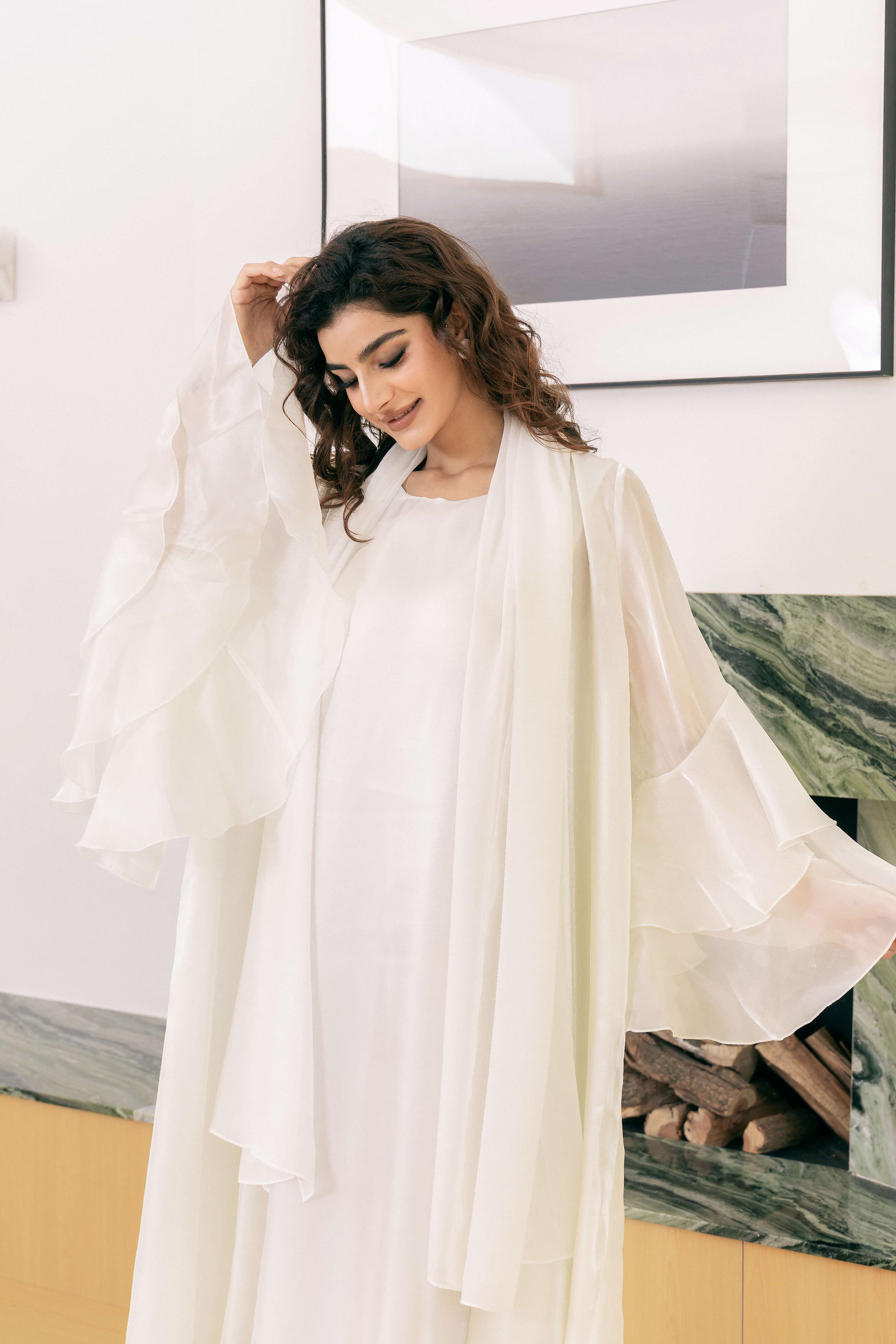 طقم عباية من قماش عرق اللؤلؤ اللامع باللون البيج الكريمي P25021