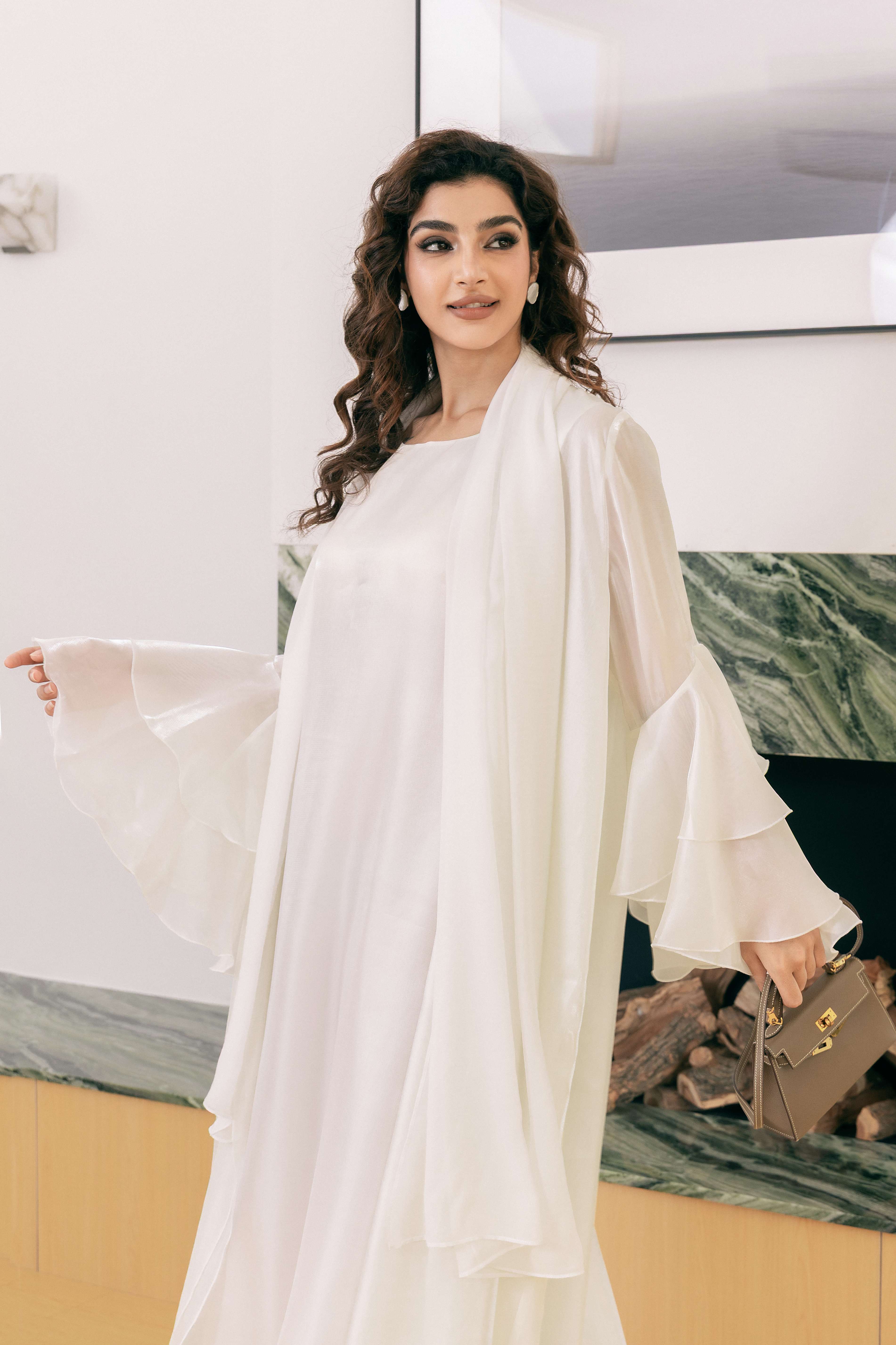 طقم عباية من قماش عرق اللؤلؤ اللامع باللون البيج الكريمي P25021