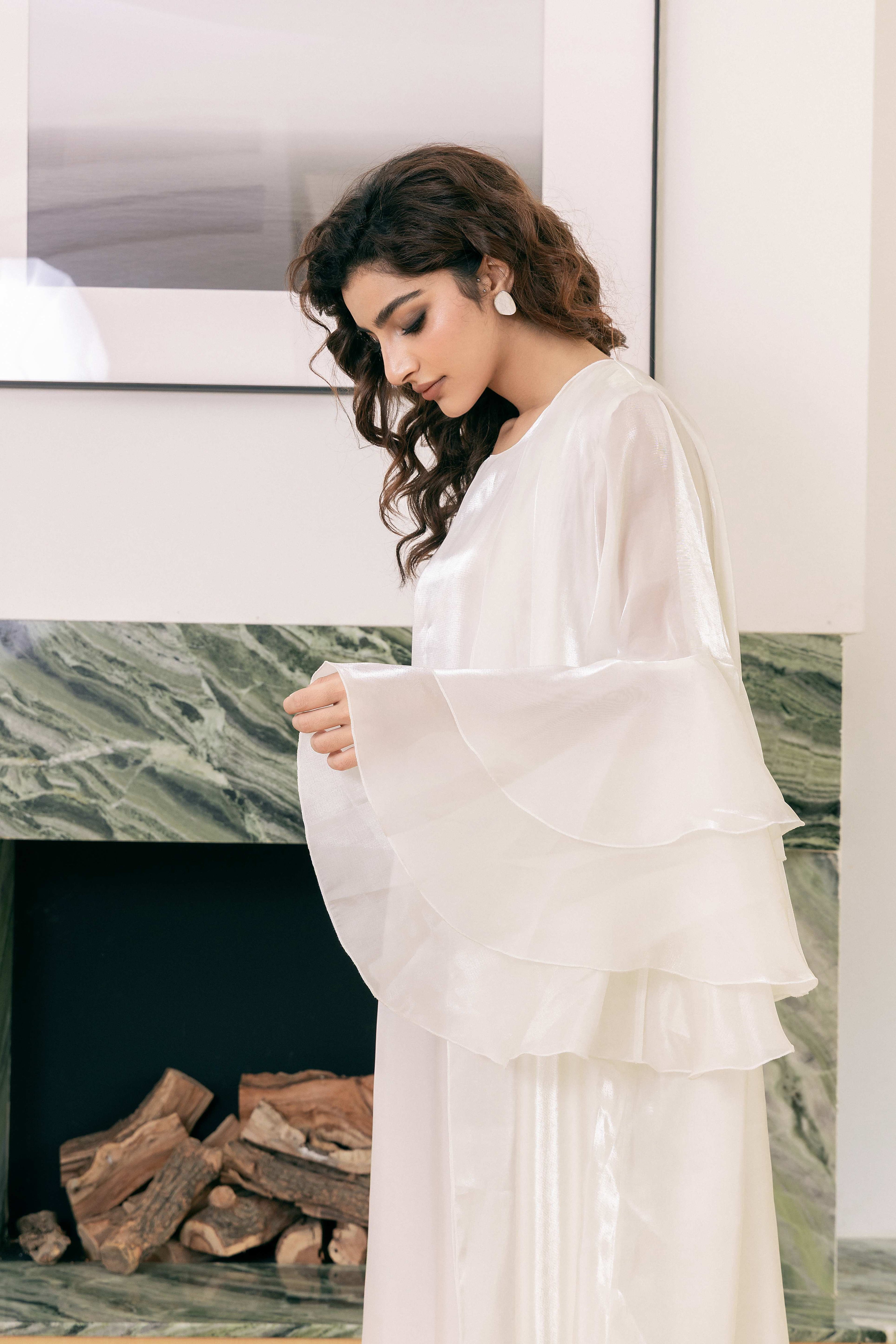 طقم عباية من قماش عرق اللؤلؤ اللامع باللون البيج الكريمي P25021