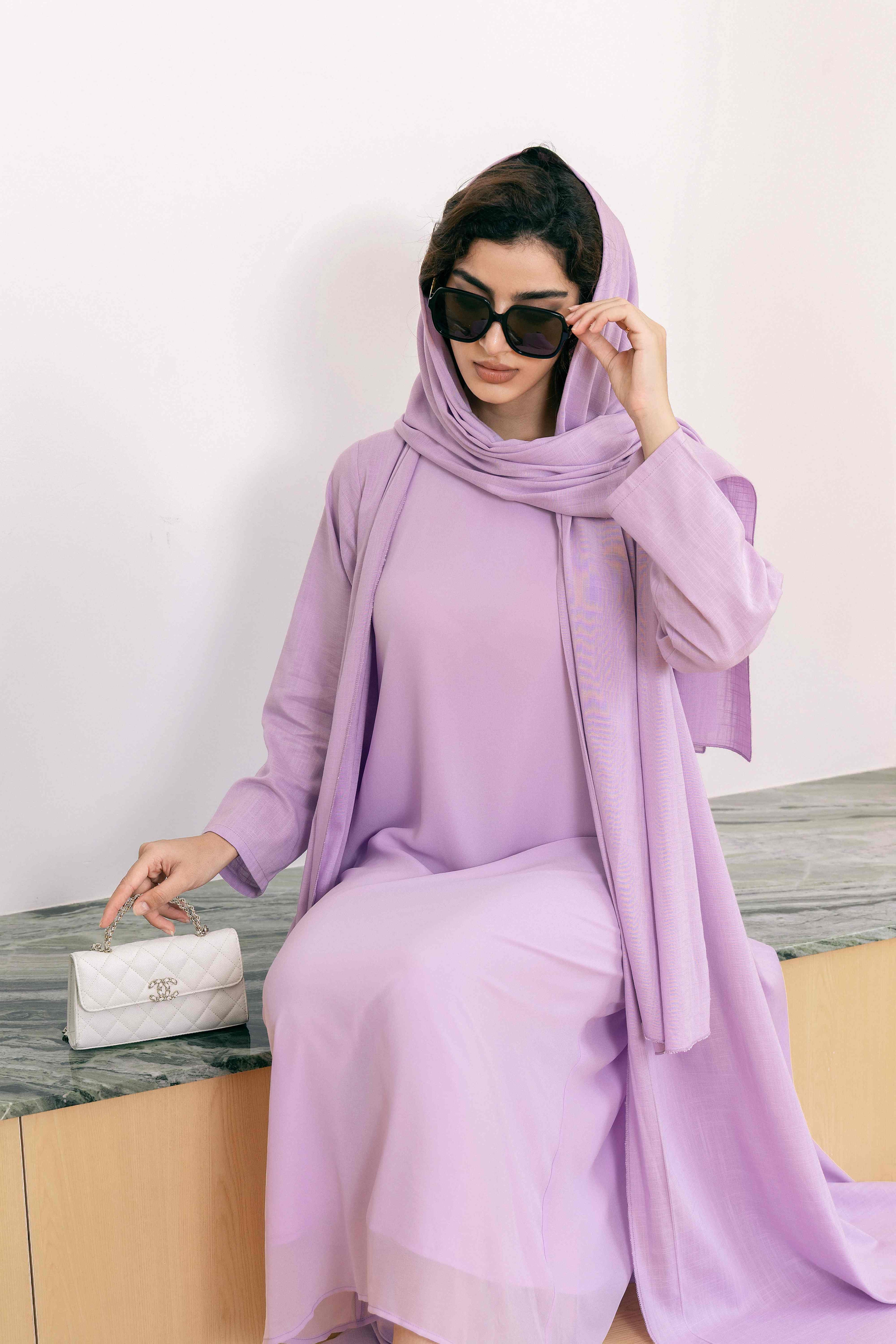 طقم عباية من الكتان بتصميم كلاسيكي بنفسجي فاتح P25024