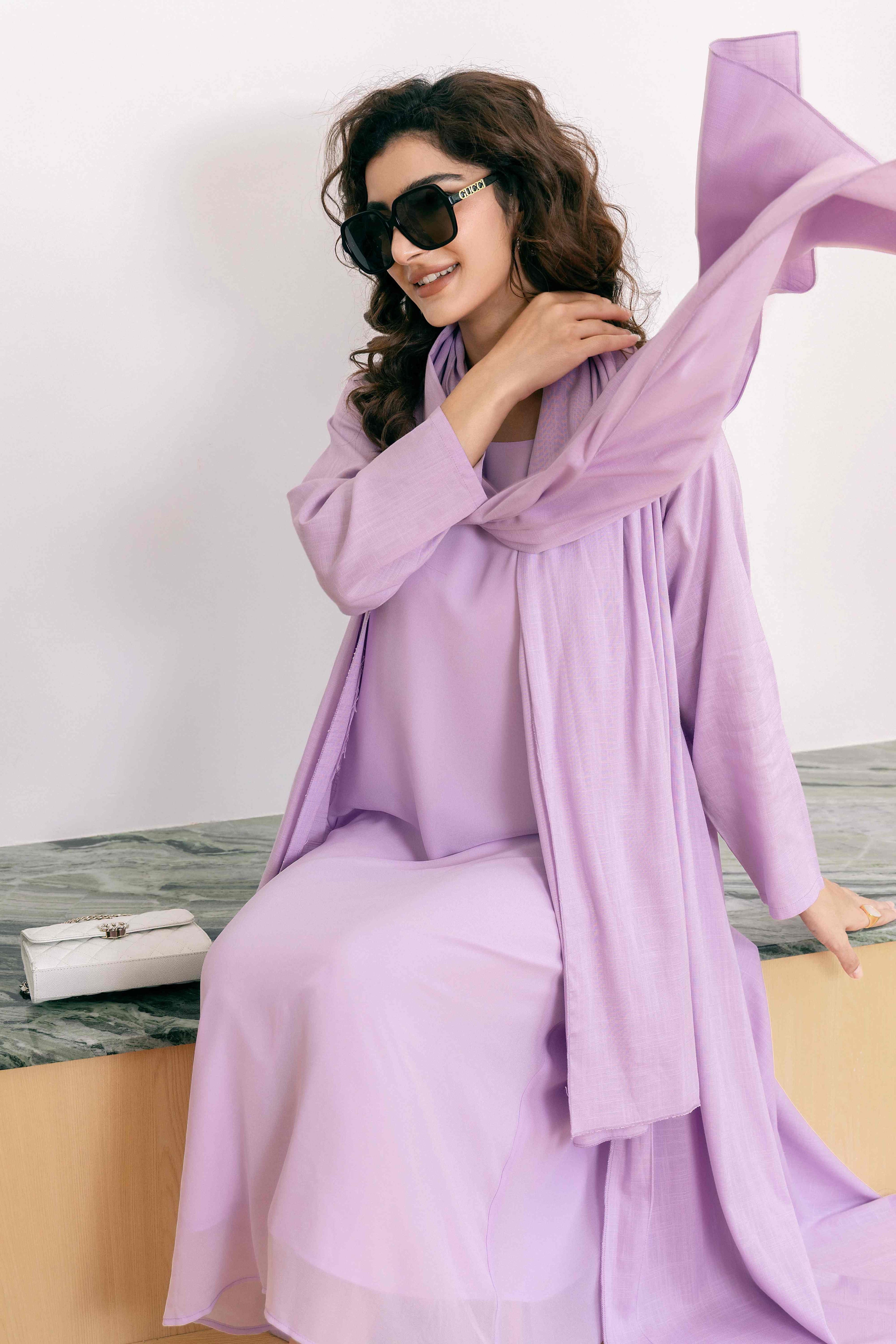 طقم عباية من الكتان بتصميم كلاسيكي بنفسجي فاتح P25024