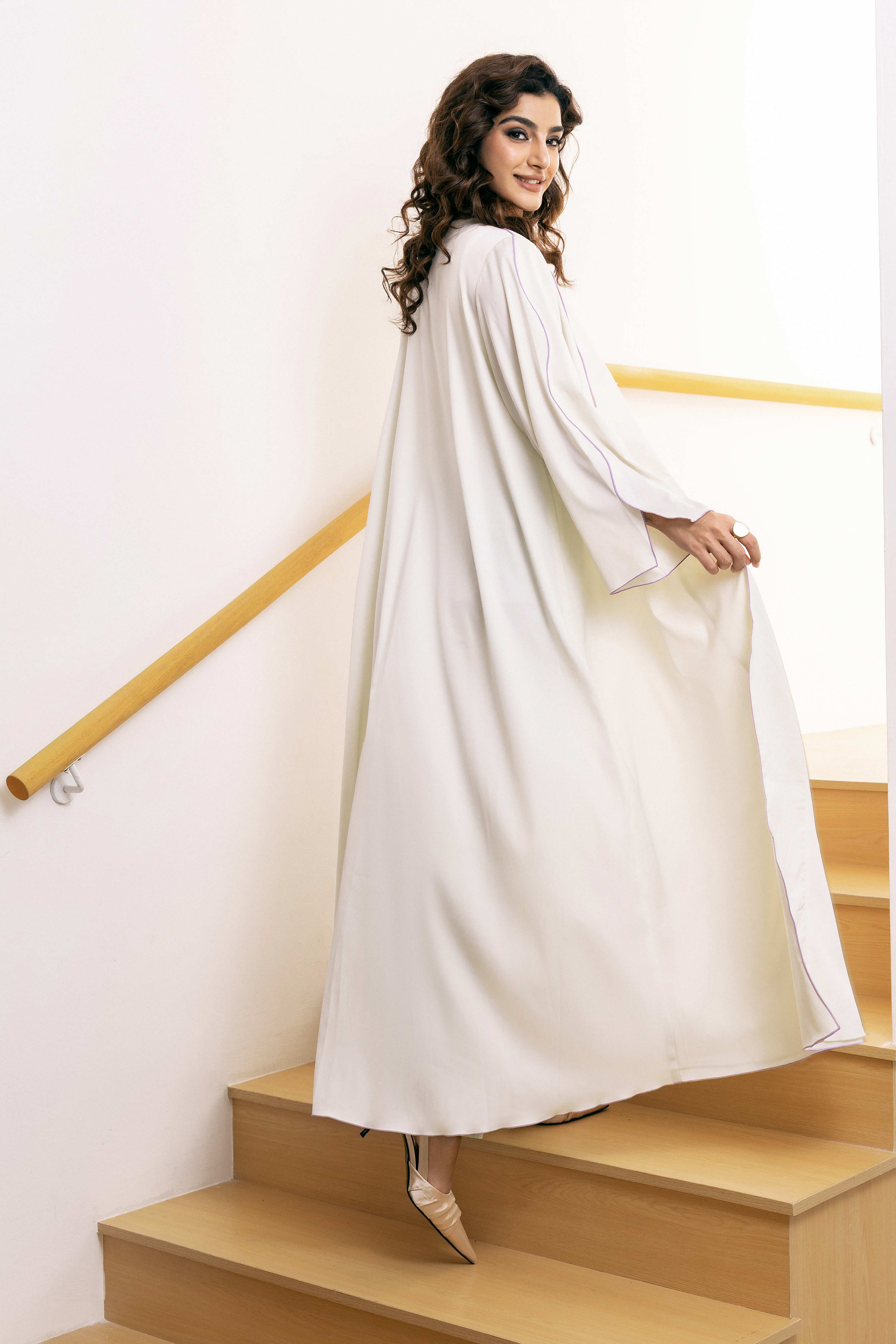 Ensemble abaya P25030 blanc et violet à blocs de couleurs et coupe ondulée