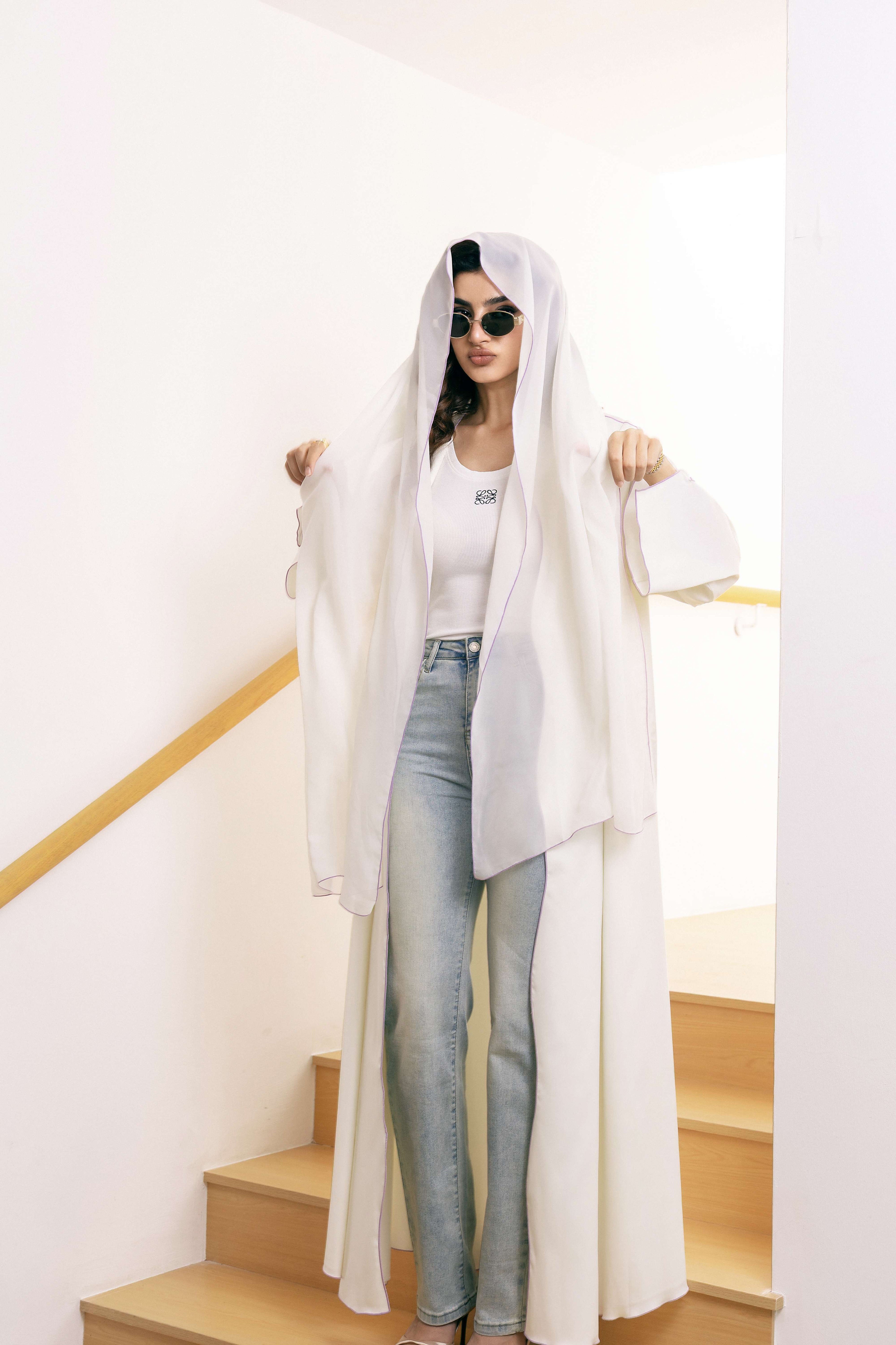 Ensemble abaya P25030 blanc et violet à blocs de couleurs et coupe ondulée