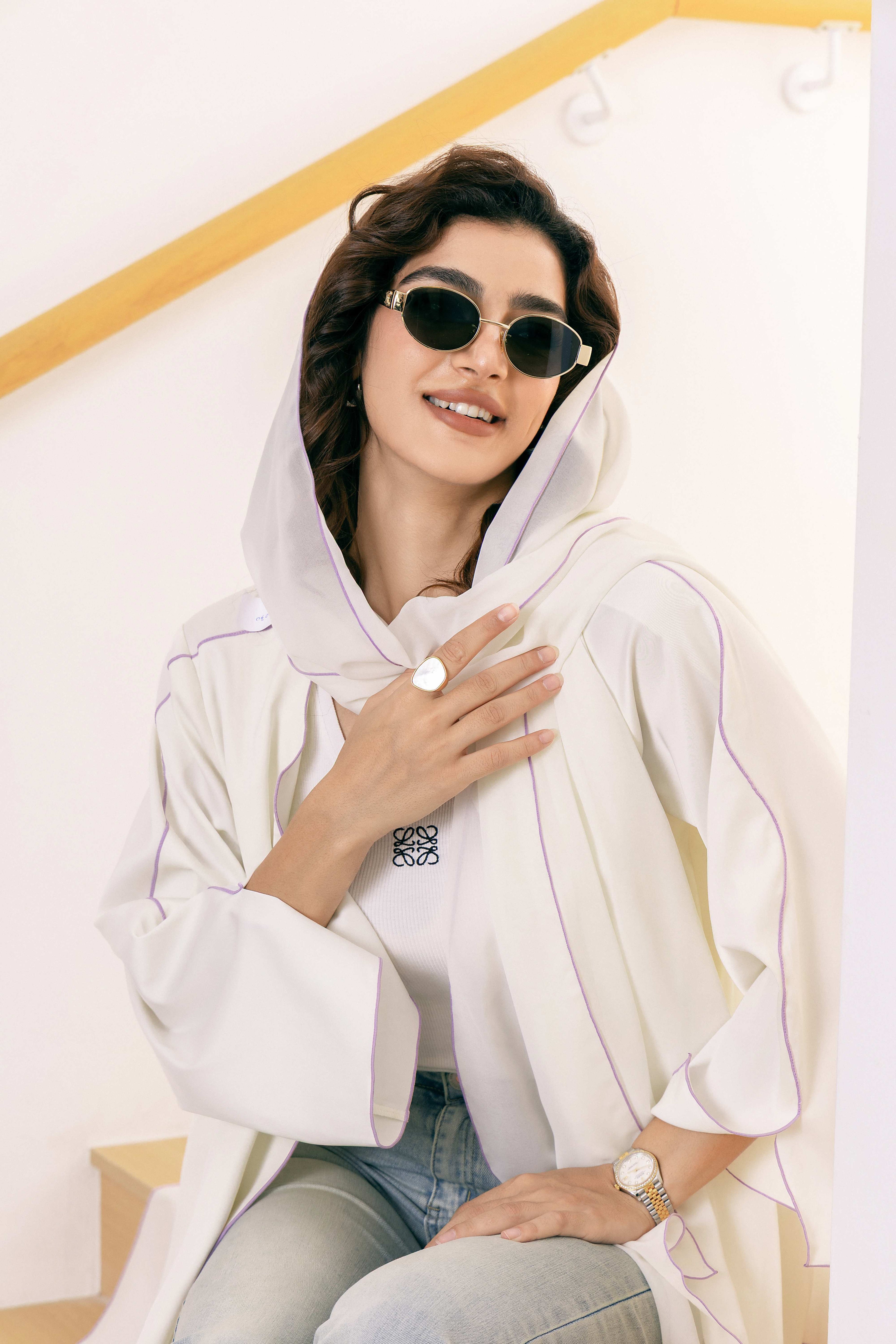 Ensemble abaya P25030 blanc et violet à blocs de couleurs et coupe ondulée