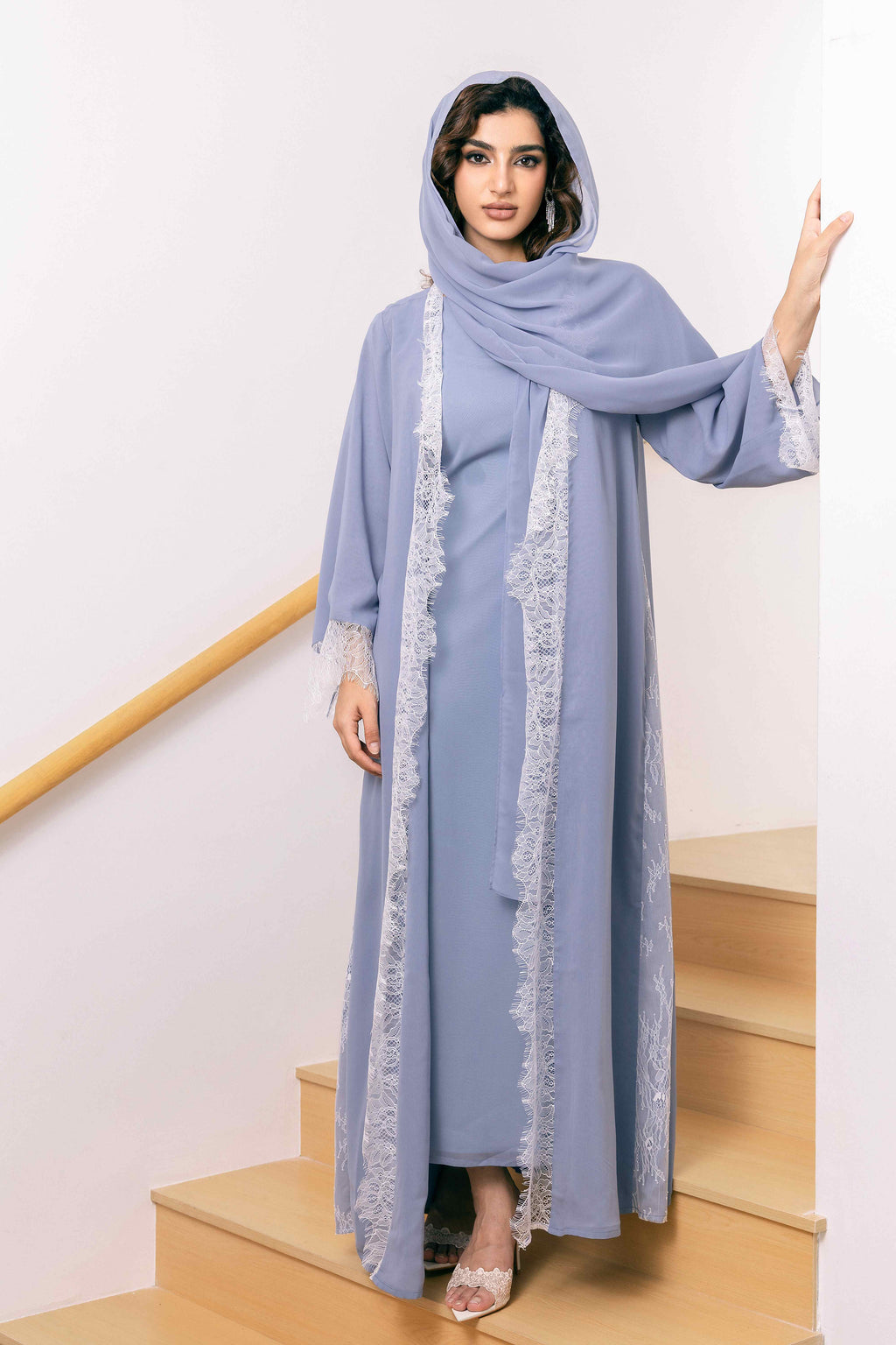 P25029 Ensemble robe abaya en mousseline bleu brume avec finitions en dentelle