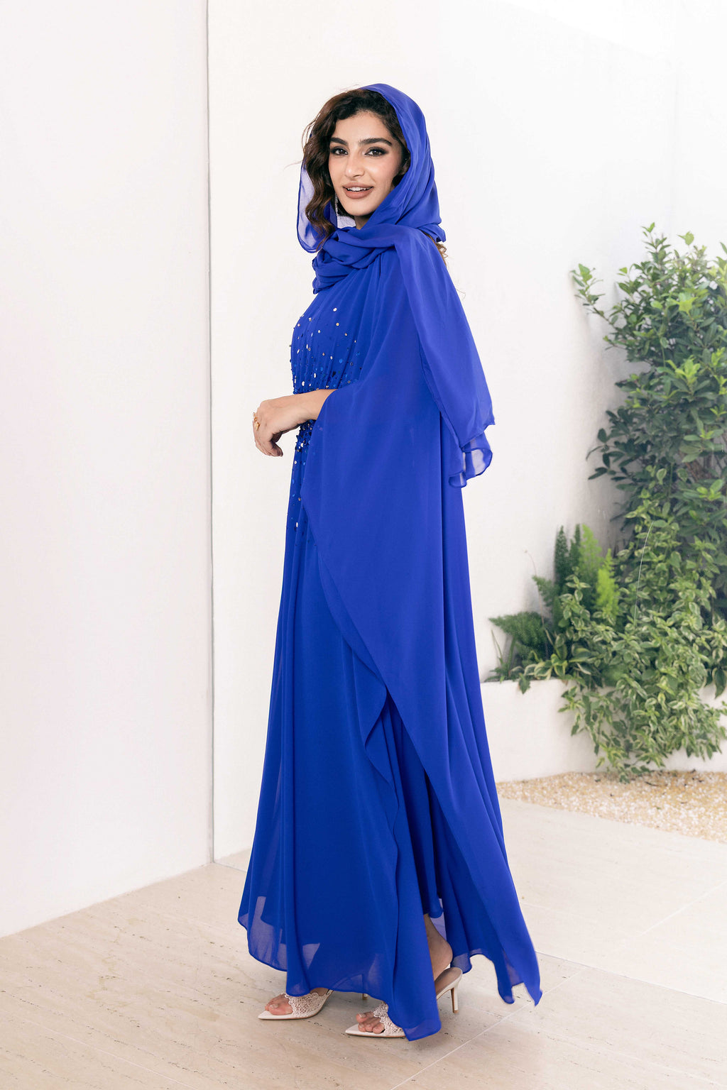 Ensemble robe abaya bleu vif ornée de sequins P25017