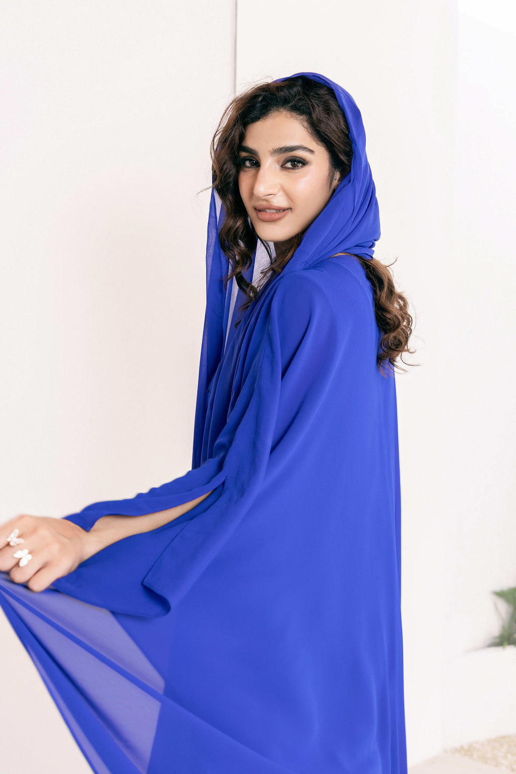 Ensemble robe abaya bleu vif ornée de sequins P25017