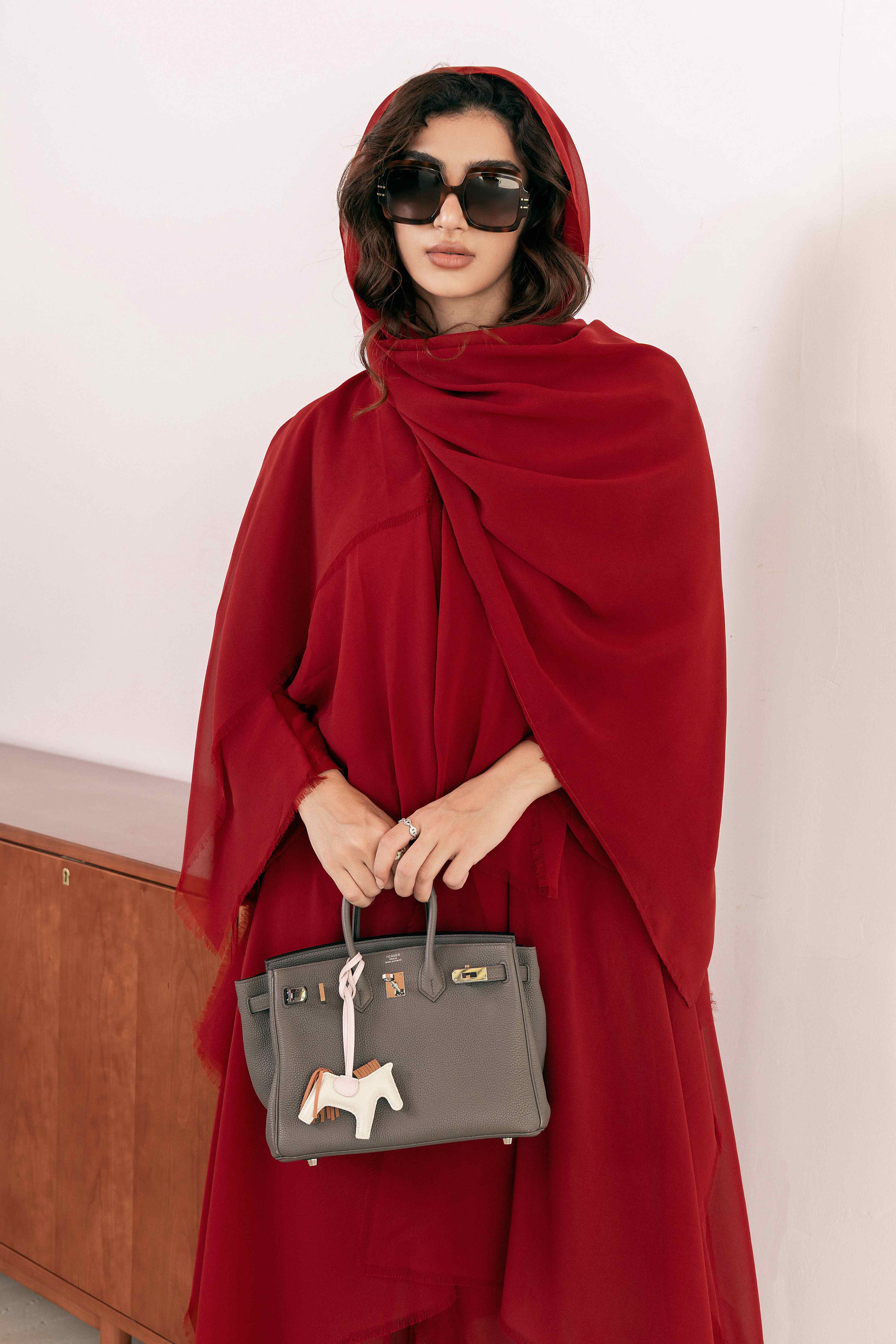 طقم عباية ومعطف أحمر فاتح شفاف مزين بالشراشيب P25025