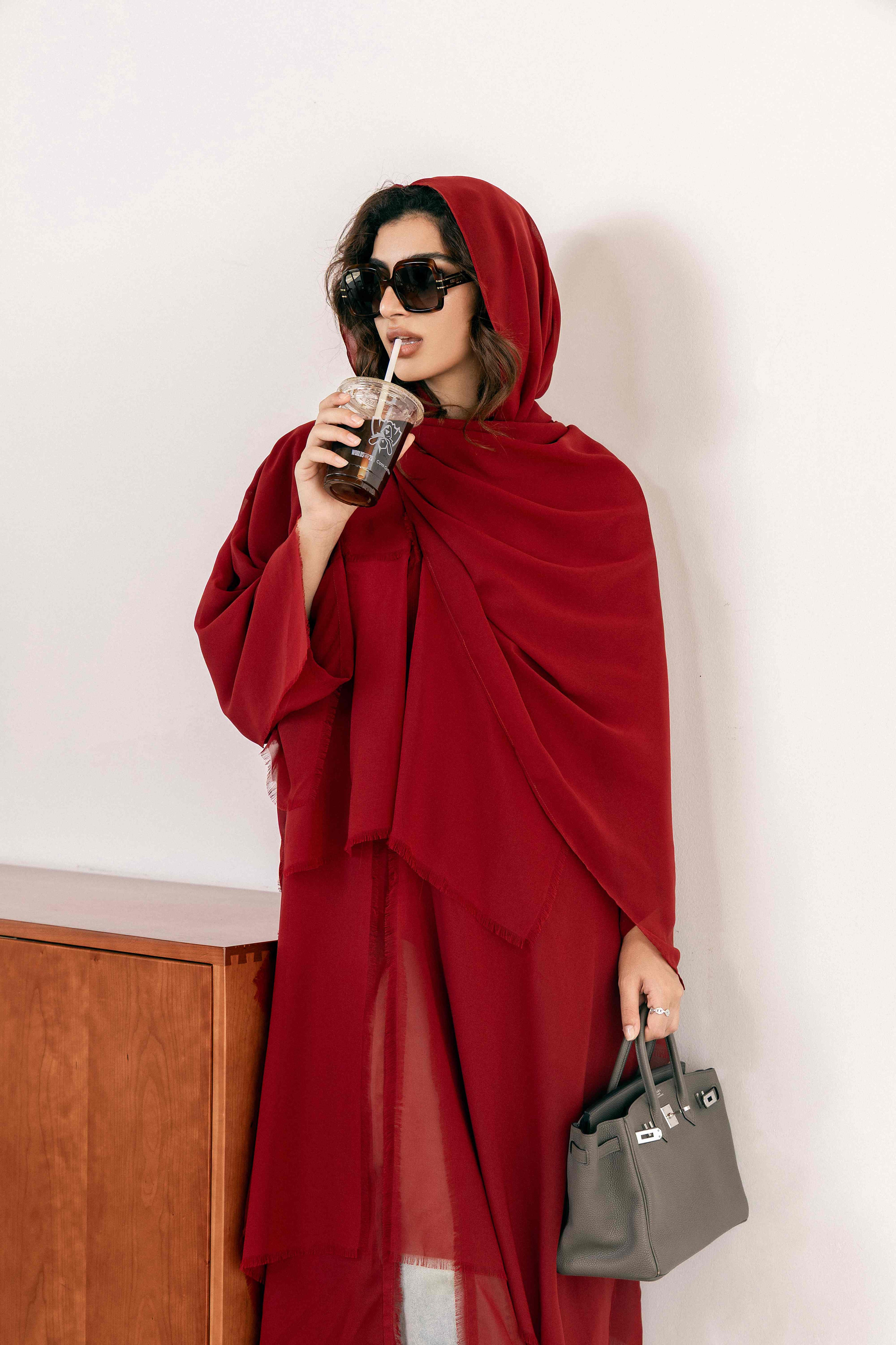 طقم عباية ومعطف أحمر فاتح شفاف مزين بالشراشيب P25025