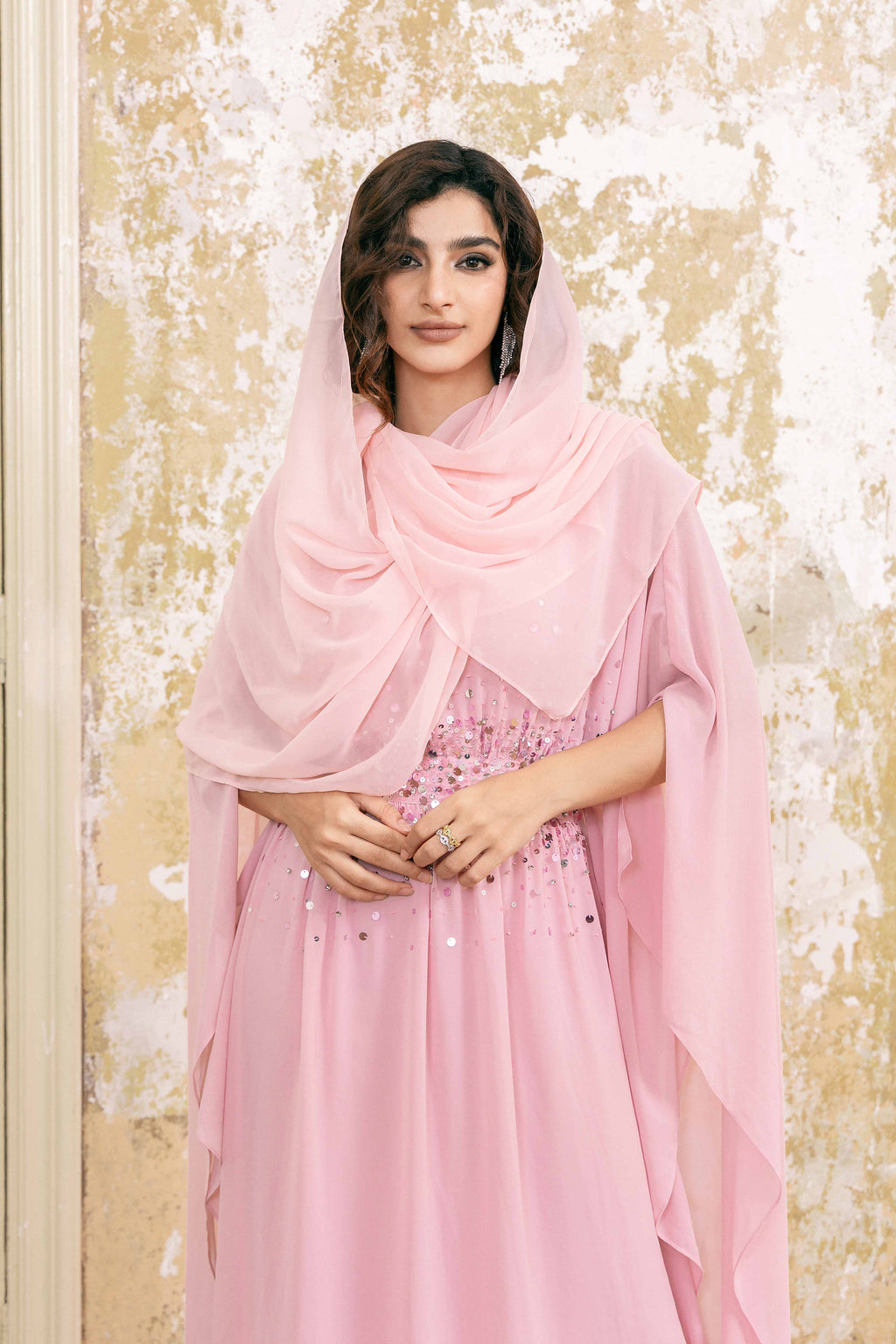 Ensemble robe abaya rose clair ornée de sequins P25017