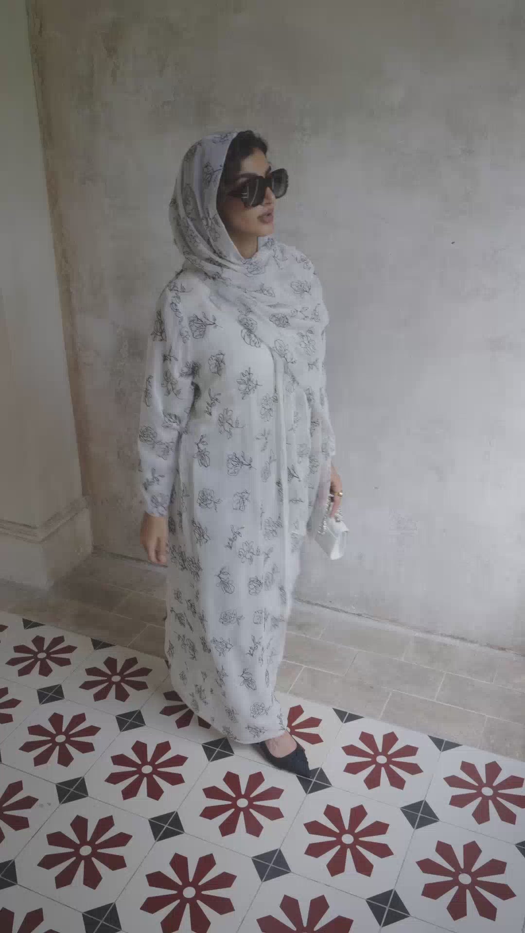 Abaya blanche P25001 brodée de fleurs noires