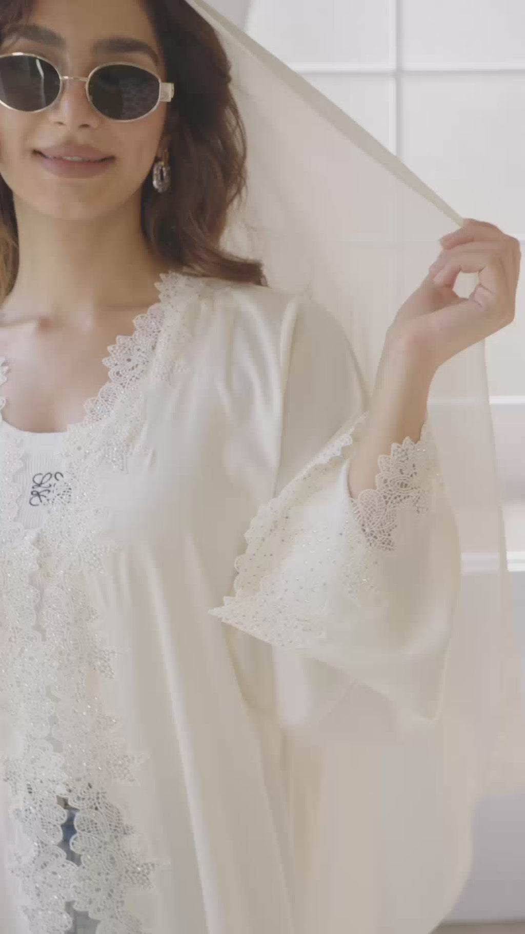 Ensemble abaya en satin blanc orné de dentelle P25009