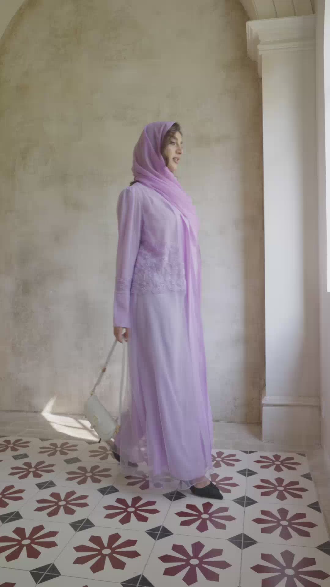 Abaya violette brodée de dentelle et ornée de sequins (P25008)