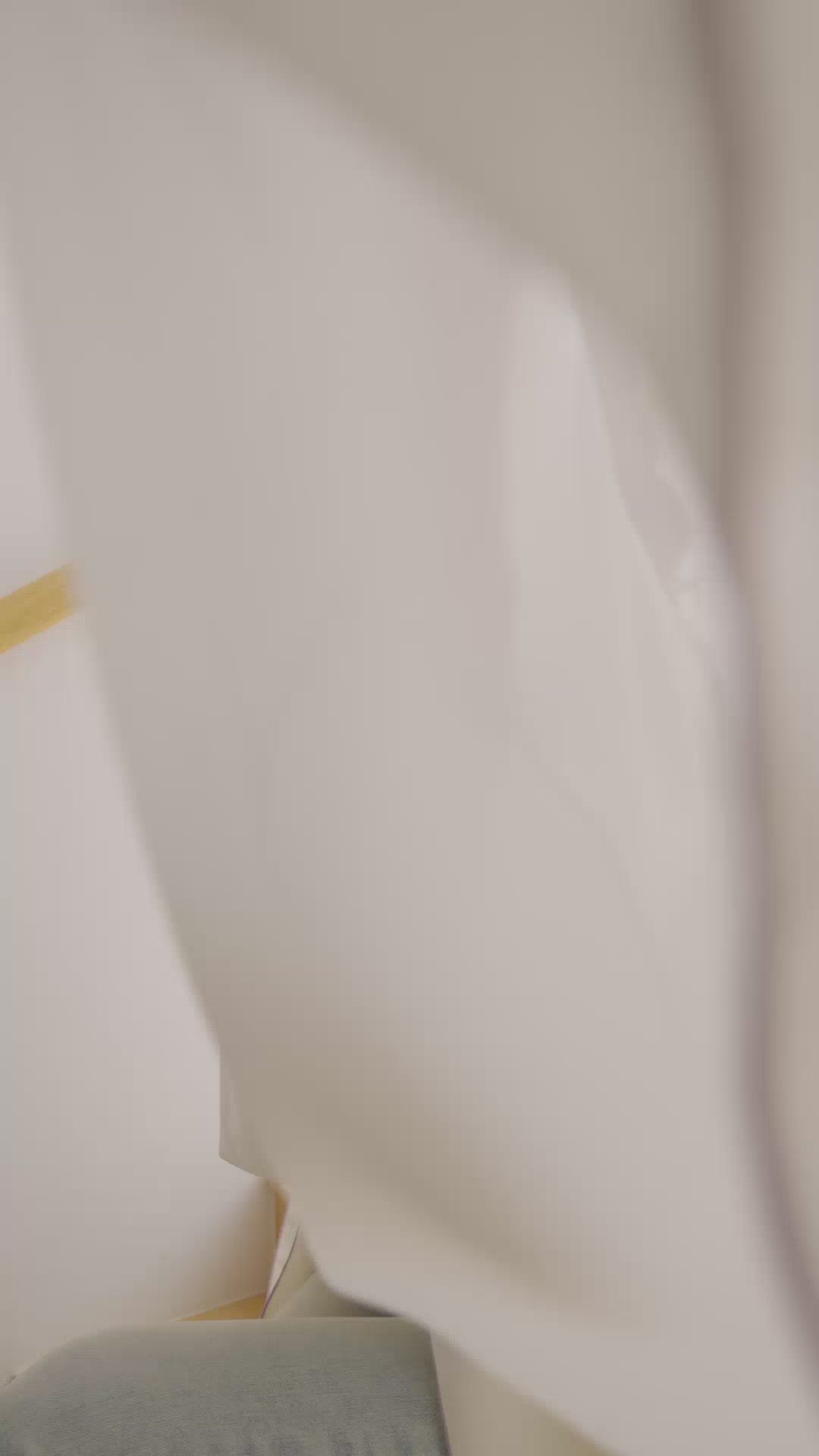 Ensemble abaya P25030 blanc et violet à blocs de couleurs et coupe ondulée