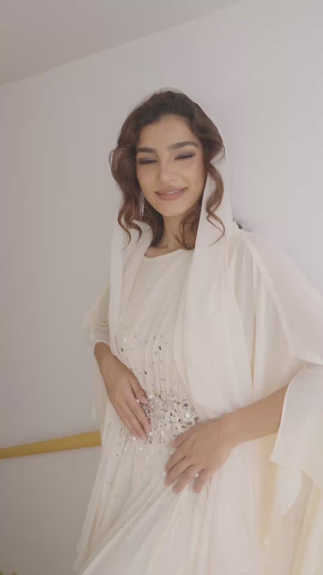 Ensemble robe abaya beige clair ornée de sequins P25017